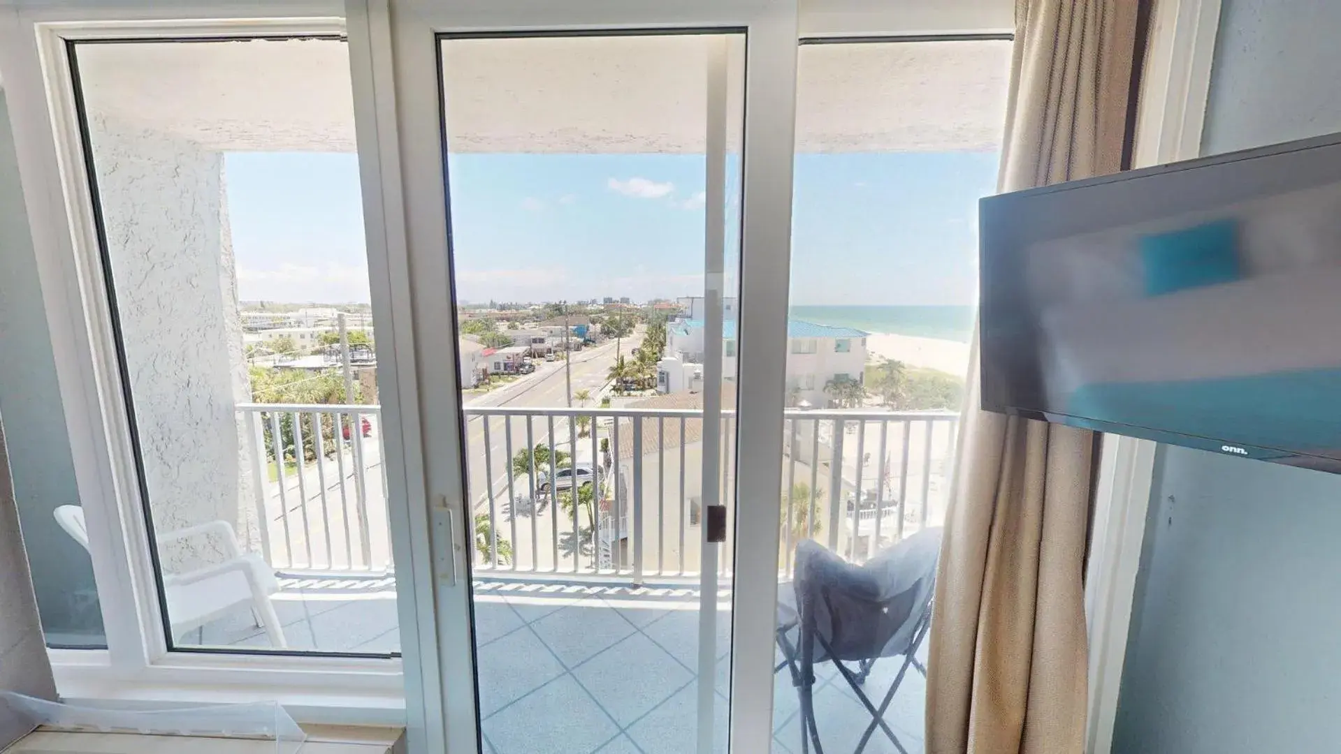Queen Room with Pool View in Island Inn Beach Resort Queen Room with Pool View in Island Inn Beach Resort