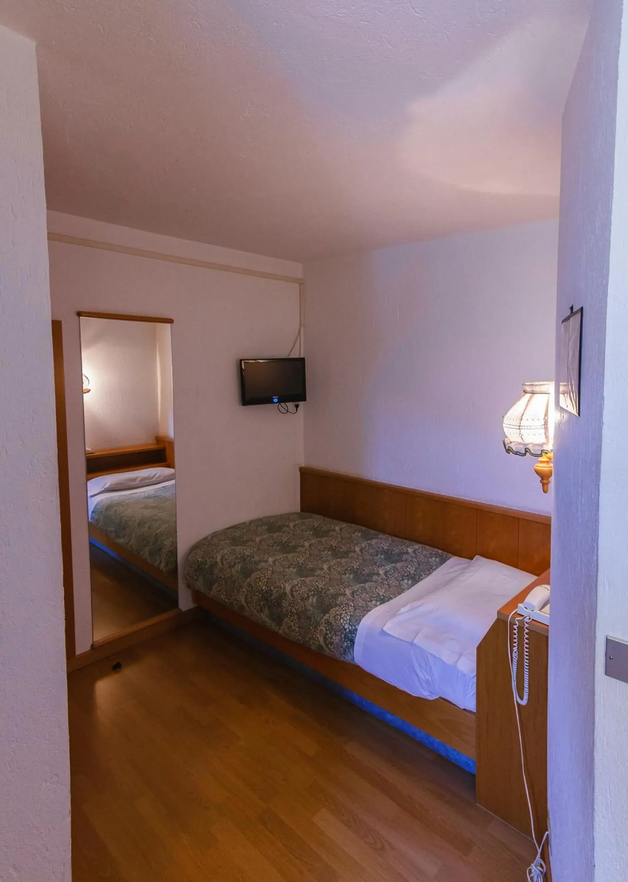 Single Room in Hotel Ottoz Meublé Single Room in Hotel Ottoz Meublé