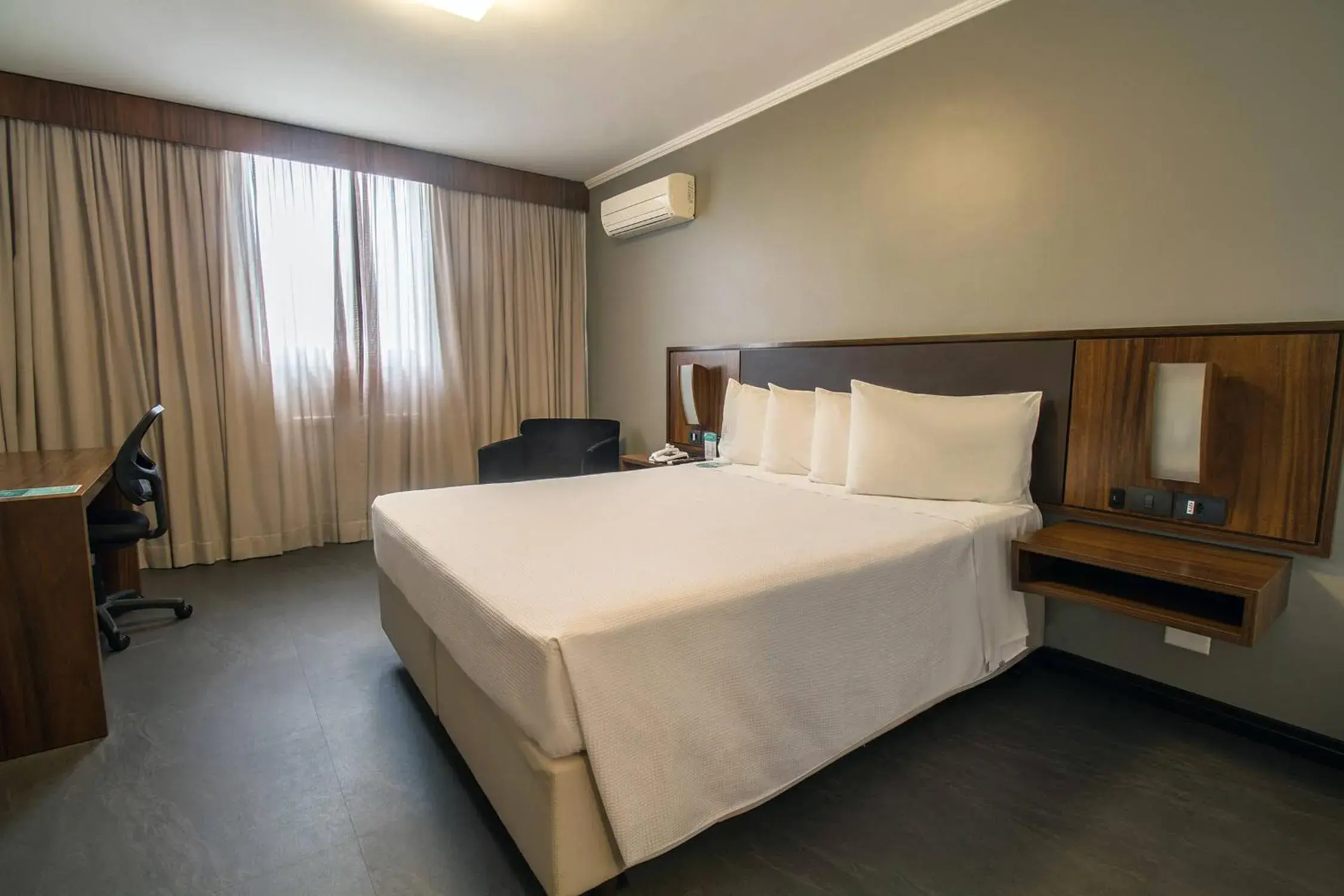 Superior Double Room - single occupancy in Hotel Deville Curitiba Superior Double Room - single occupancy in Hotel Deville Curitiba