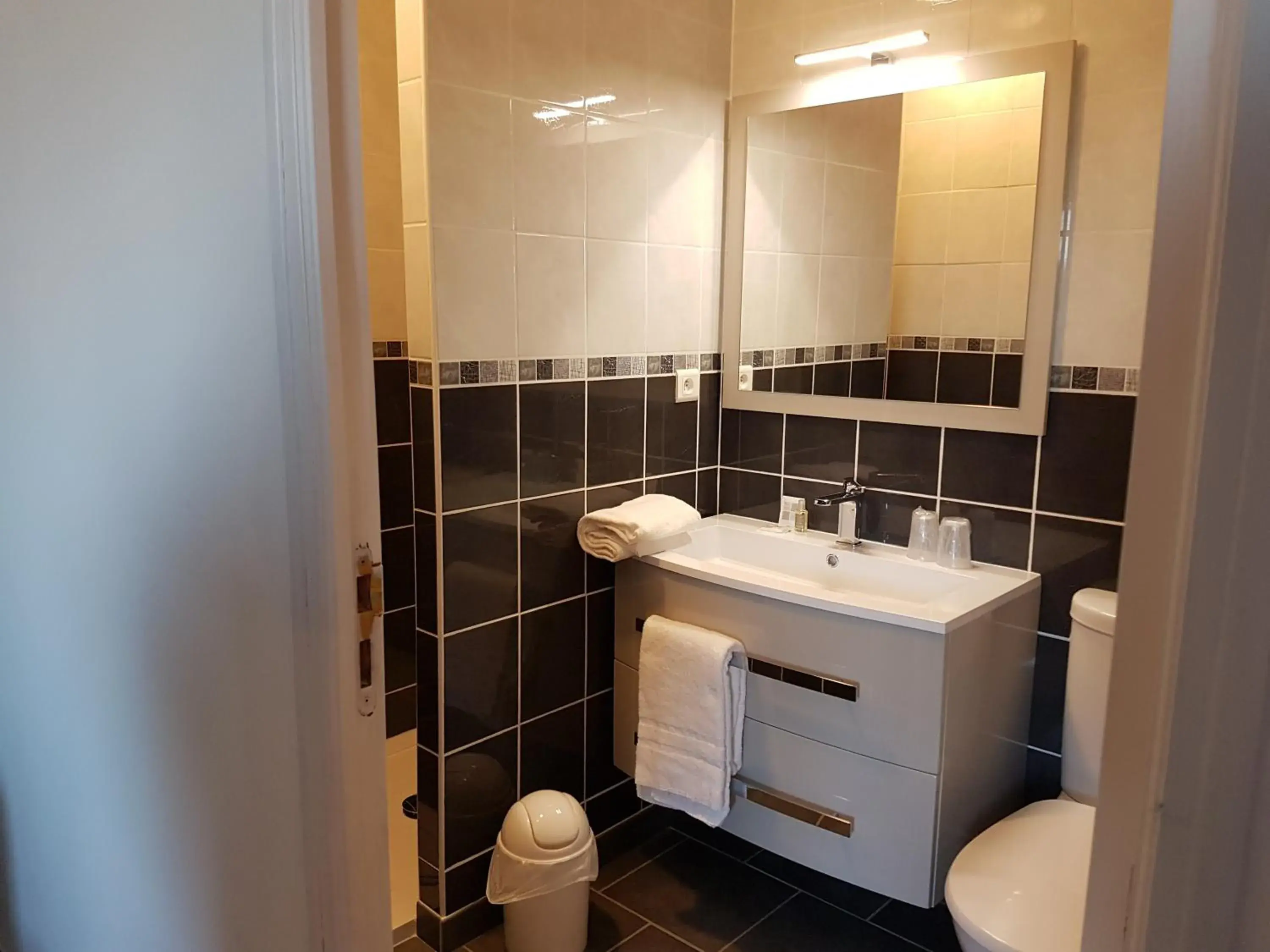 Family Room (2 Adults + 2 Children) in Logis Hotel- Restaurant La Haie Des Vignes Séminaires et Evènementiel Family Room (2 Adults + 2 Children) in Logis Hotel- Restaurant La Haie Des Vignes Séminaires et Evènementiel