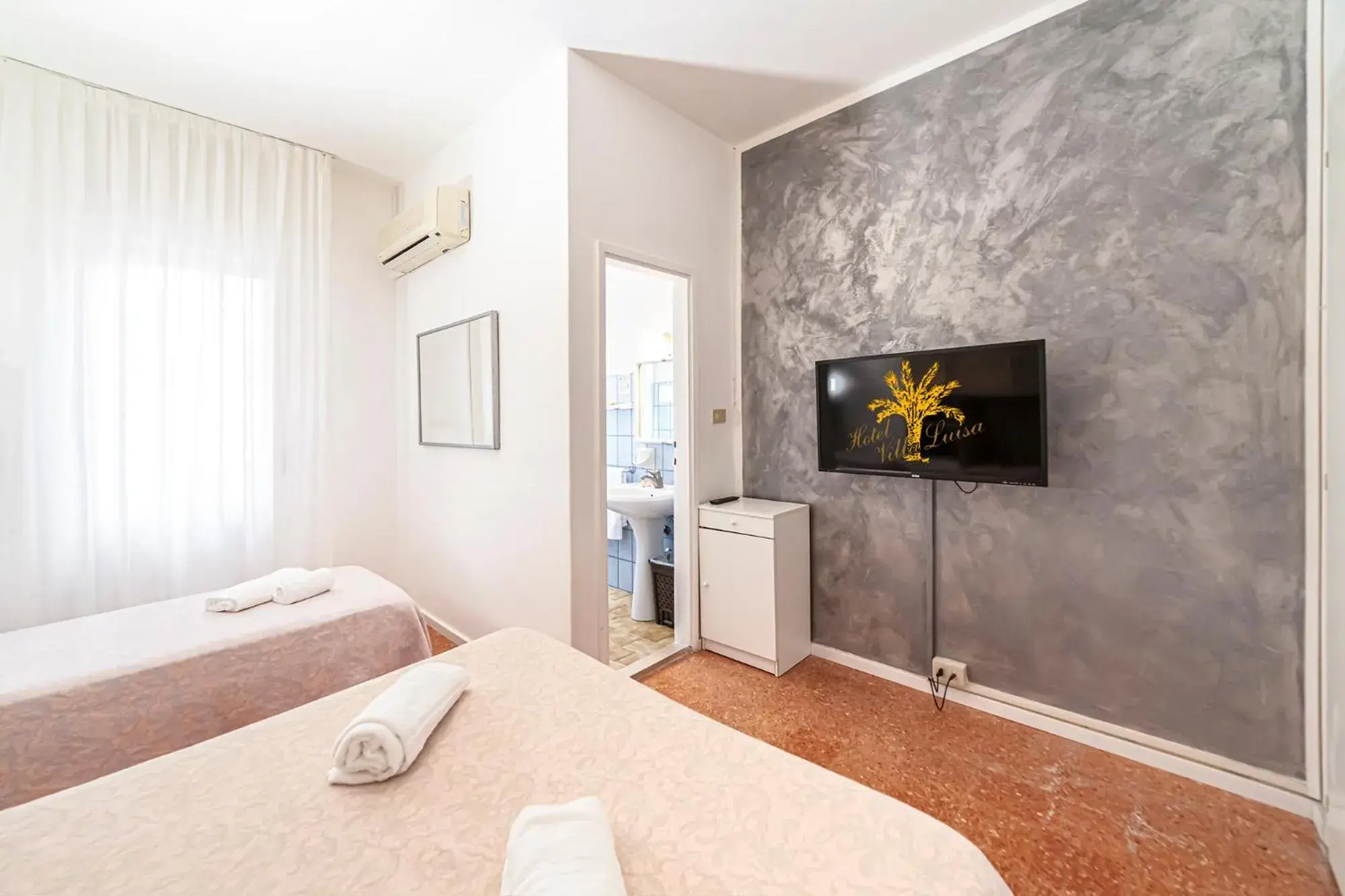 Economy Double or Twin Room in Hotel Villa Luisa Economy Double or Twin Room in Hotel Villa Luisa