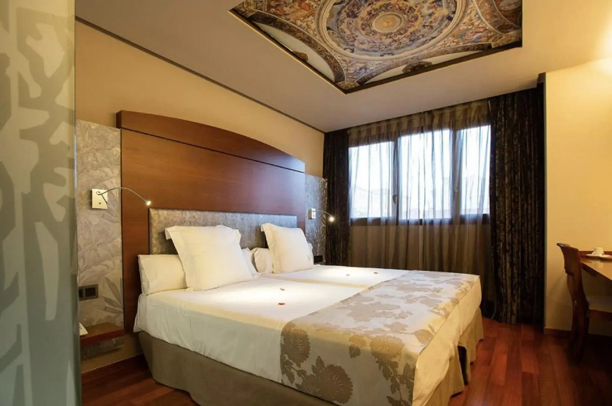 Twin Room in Hotel Sancho Abarca Petit SPA Twin Room in Hotel Sancho Abarca Petit SPA