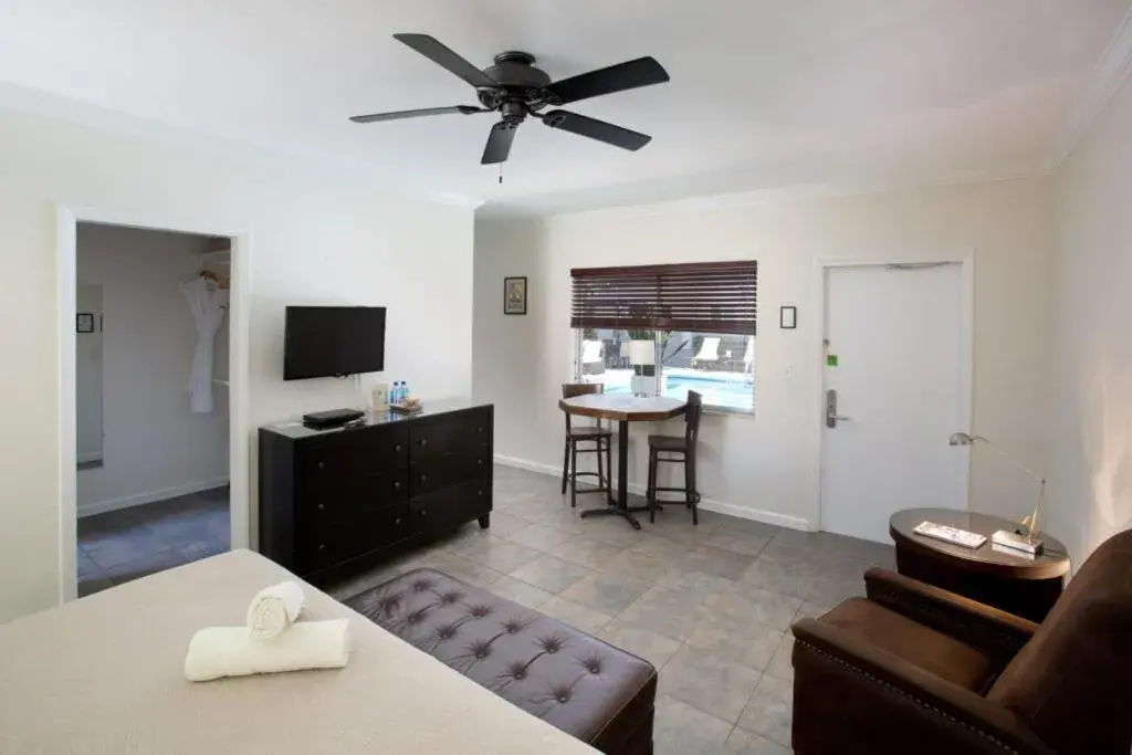 Studio in The Grand Resort and Spa & Worthington All Male Studio in The Grand Resort and Spa & Worthington All Male