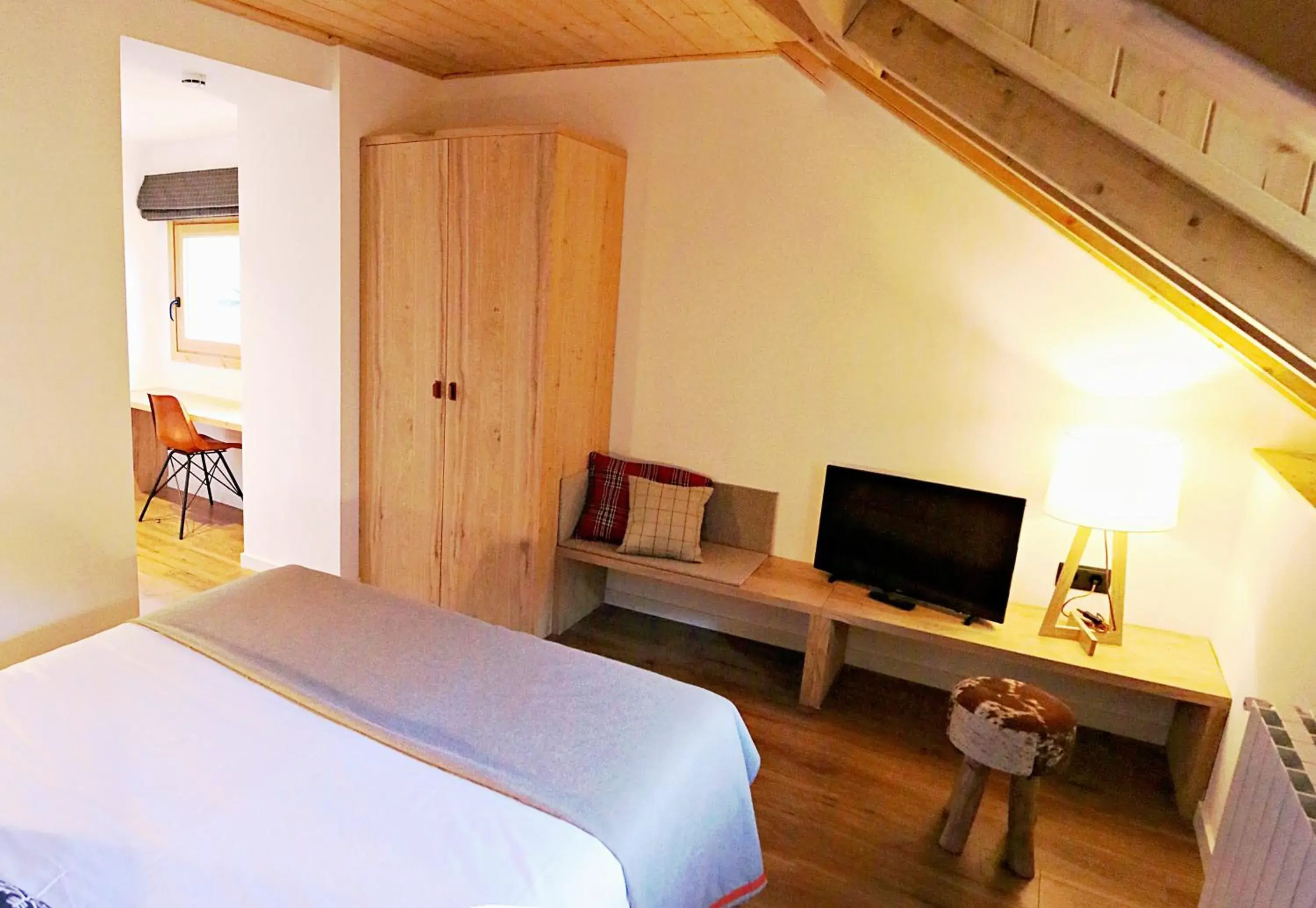 Deluxe Double Room with Bath in Hotel Lo Paller Deluxe Double Room with Bath in Hotel Lo Paller