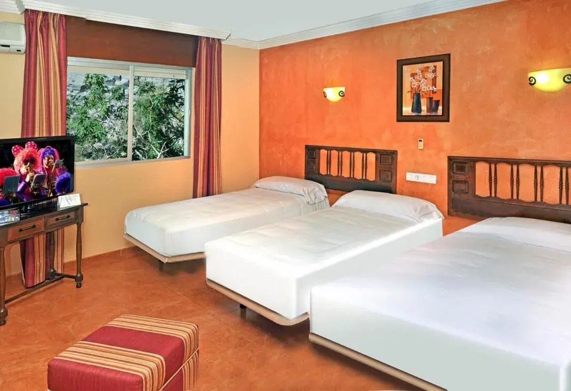 Double Room with Extra Bed (3 Adults) in Arrayanes Playa Almuñecar Double Room with Extra Bed (3 Adults) in Arrayanes Playa Almuñecar