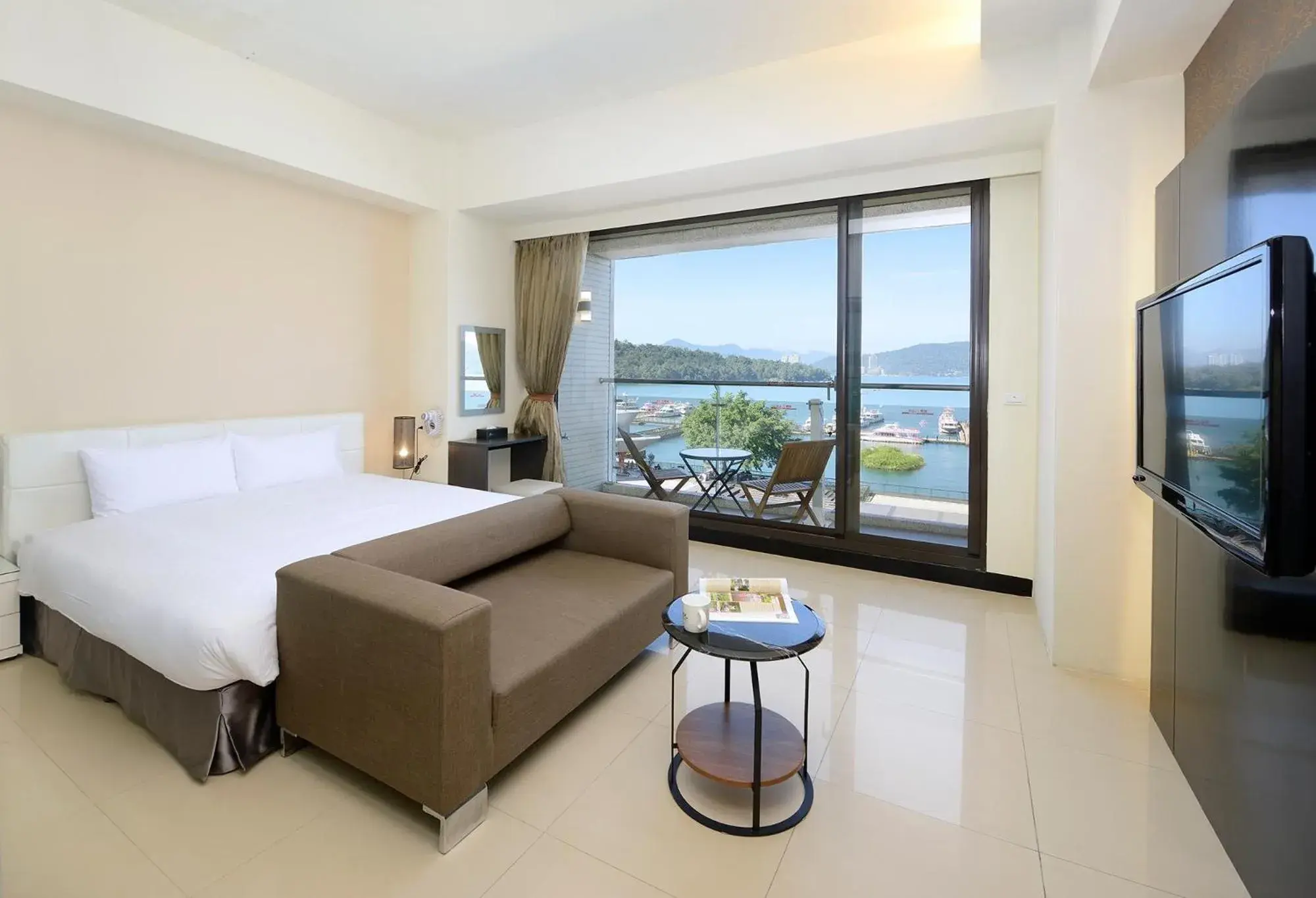 Double Room with Lake View in Hu Yue Lakeview Hotel Double Room with Lake View in Hu Yue Lakeview Hotel
