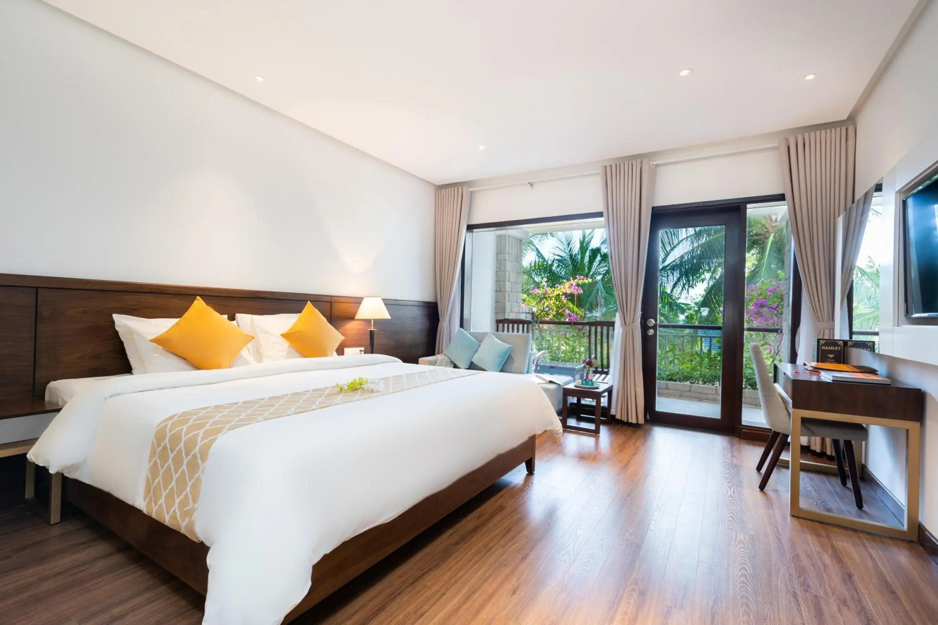 Deluxe Double Room with Garden View in Hoang Ngoc Beach Resort Deluxe Double Room with Garden View in Hoang Ngoc Beach Resort
