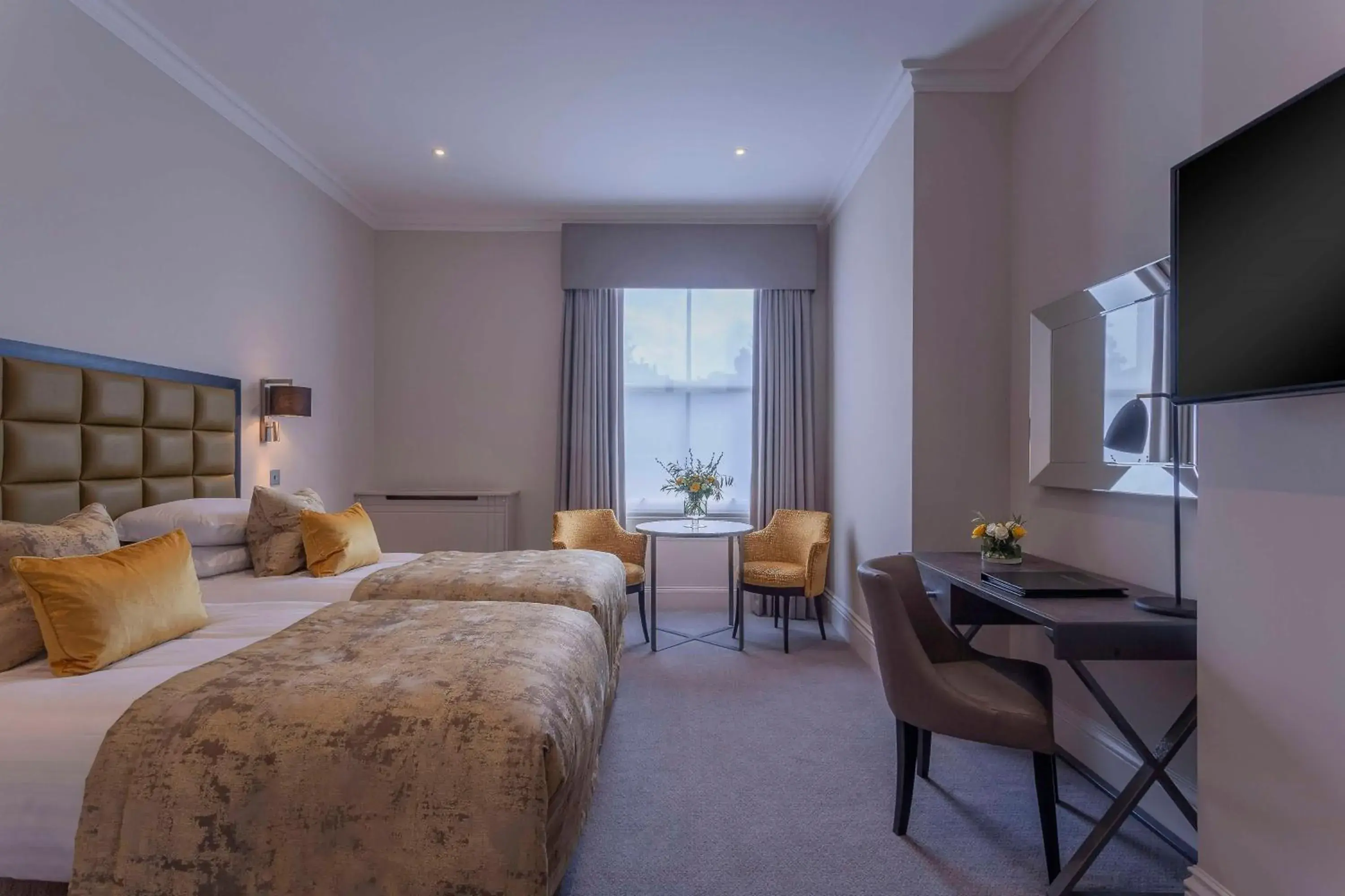 Superior Twin Room in Oatlands Park Hotel Superior Twin Room in Oatlands Park Hotel