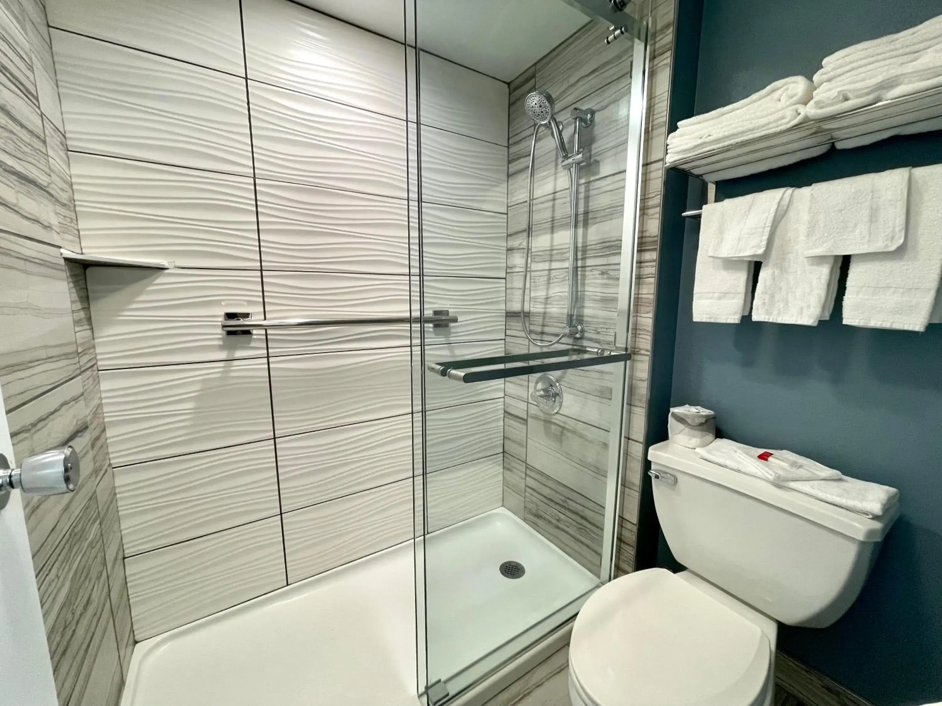 Standard Quadruple Room in Tiki Resort - Lake George Standard Quadruple Room in Tiki Resort - Lake George