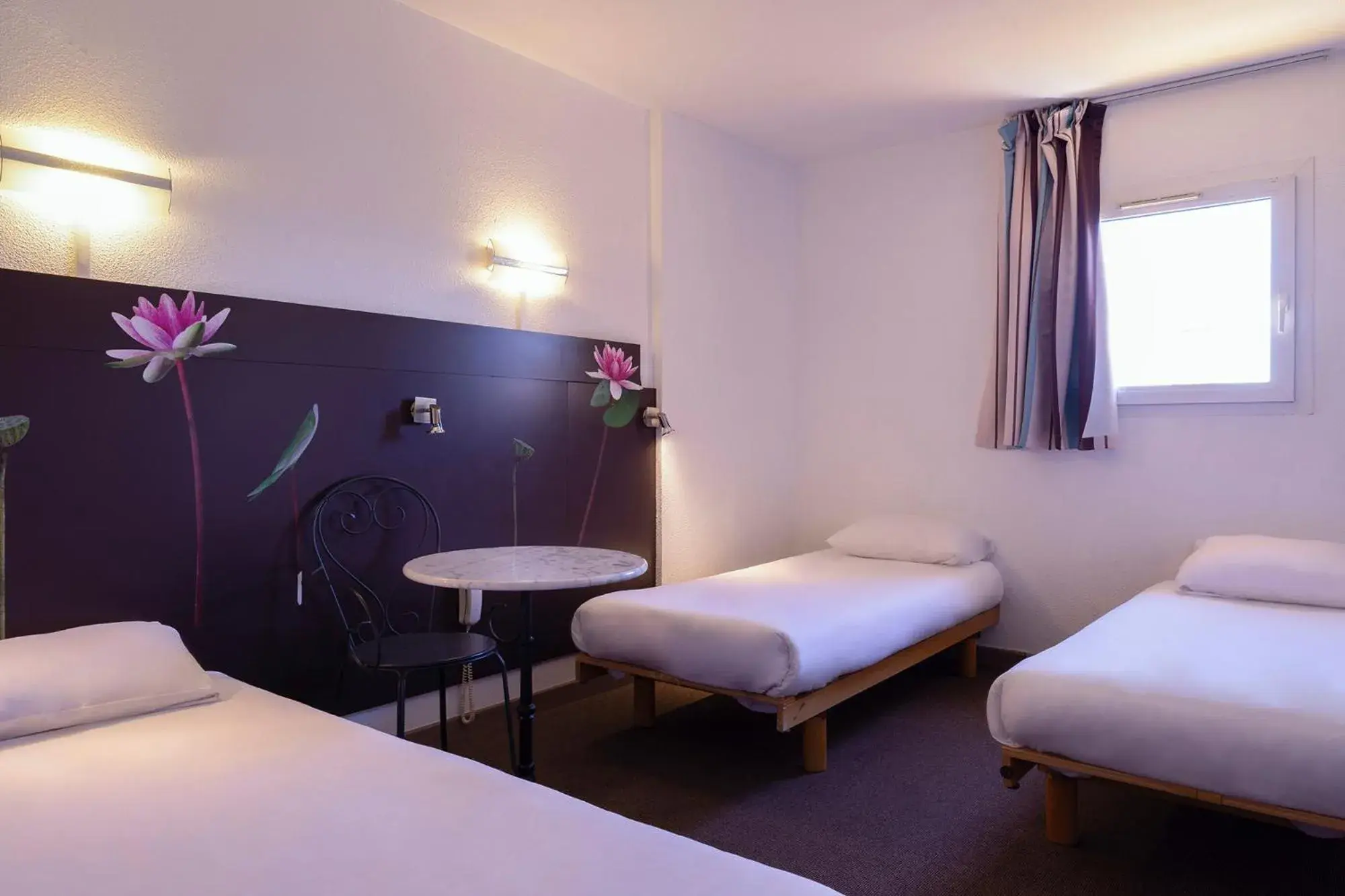 Triple Room in The Originals City, Hôtel Le Pavillon, Béziers Est Triple Room in The Originals City, Hôtel Le Pavillon, Béziers Est