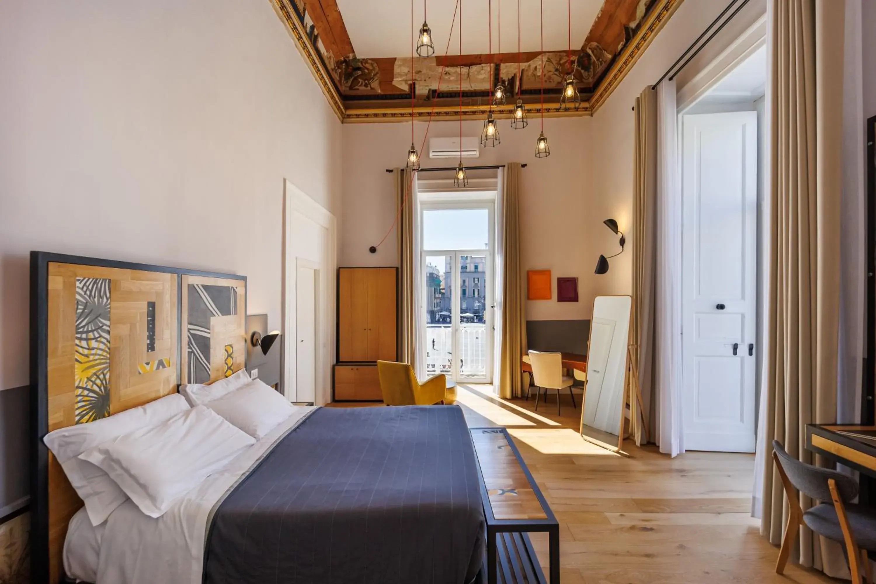 Luxury Triple Room in The Dante House by House In Naples Luxury Triple Room in The Dante House by House In Naples