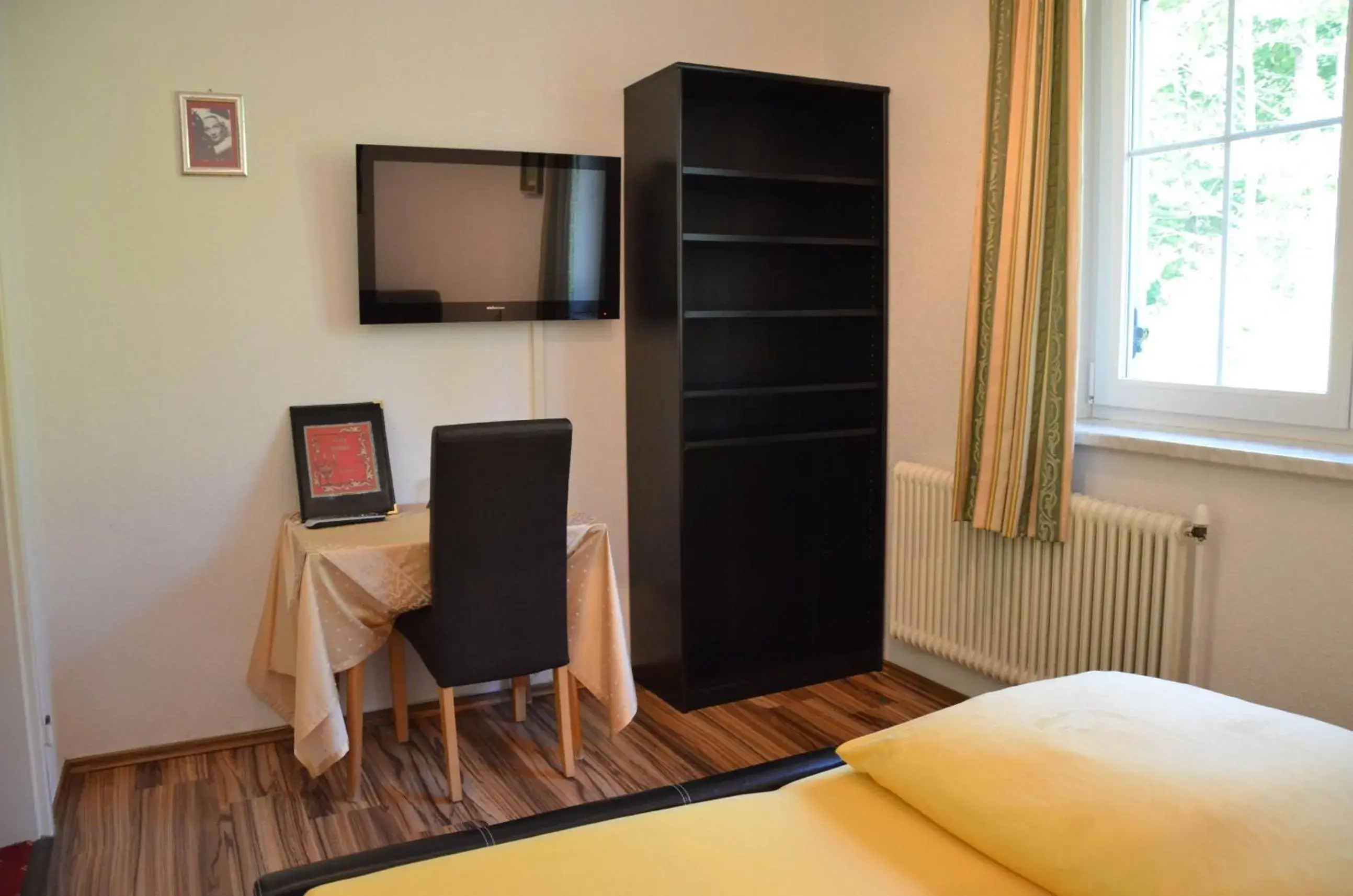 Small Double Room without Balcony and without Lake View - single occupancy in Villa Desiree - Hotel Garni - Adults Only Small Double Room without Balcony and without Lake View - single occupancy in Villa Desiree - Hotel Garni - Adults Only