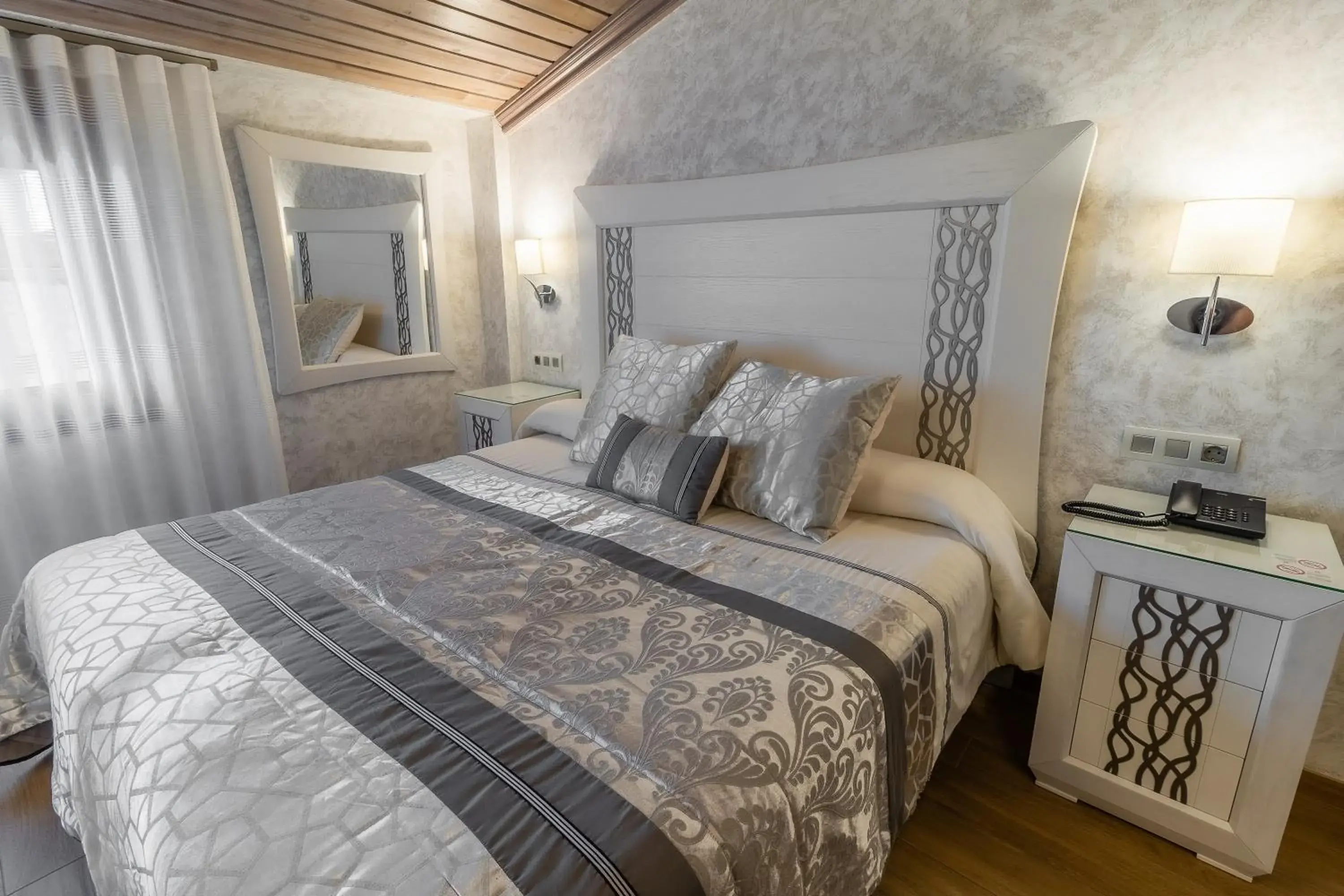 Double or Twin Room with Spa Bath in Hotel Santo Domingo de Silos Double or Twin Room with Spa Bath in Hotel Santo Domingo de Silos