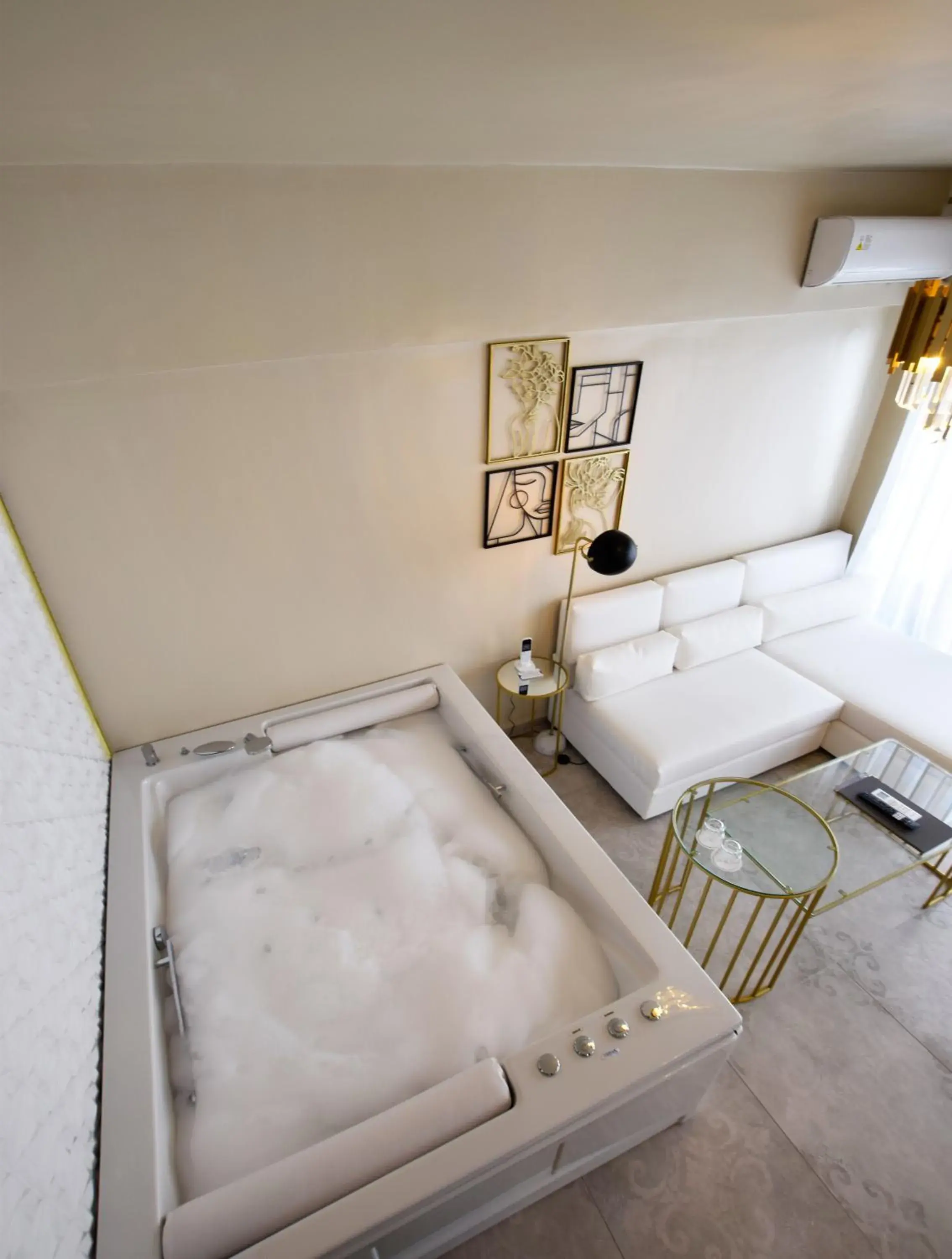 Suite with Hot Tub in John's Hotel Suite with Hot Tub in John's Hotel