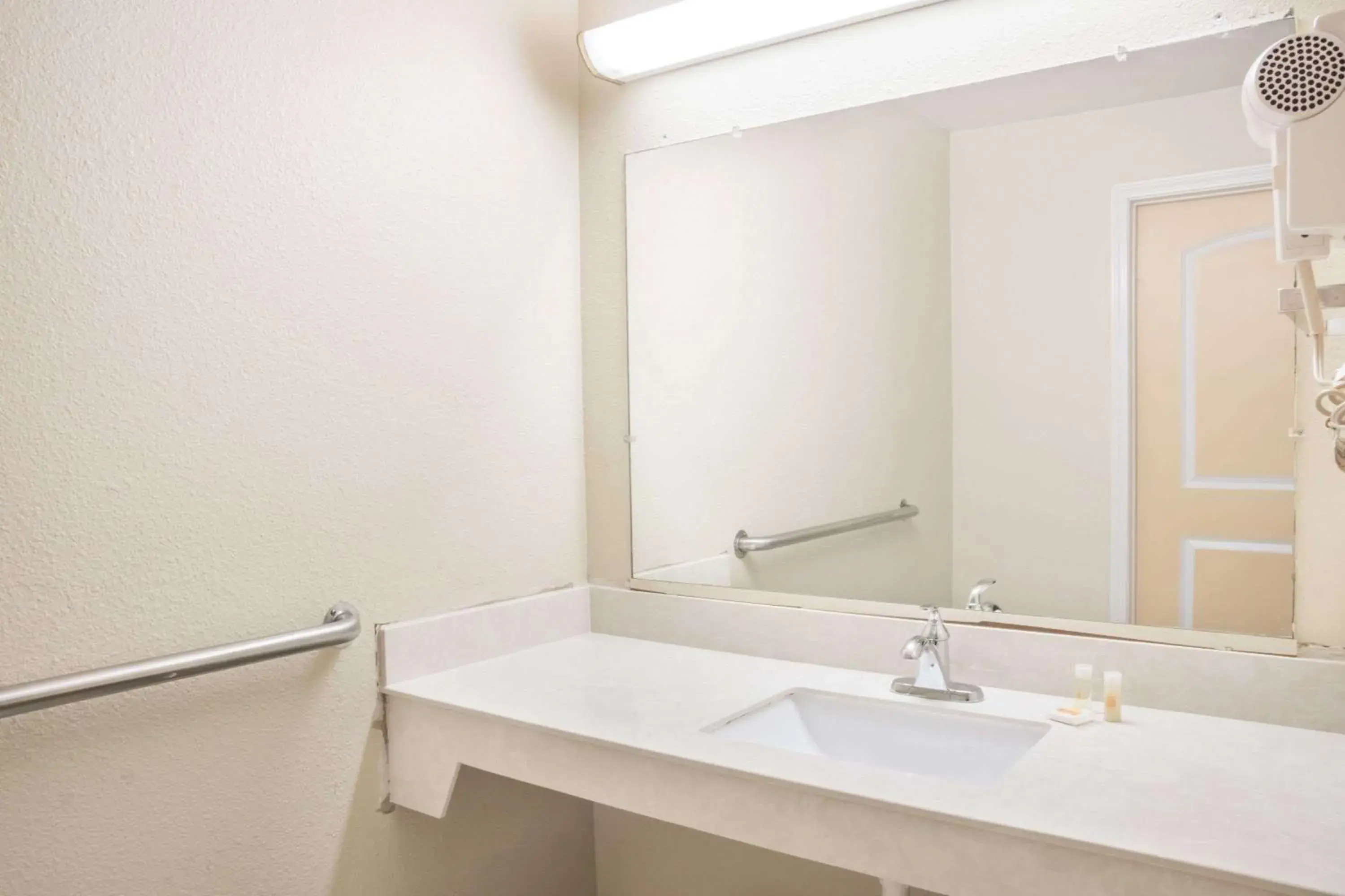 King Room - Smoking in Days Inn by Wyndham Bastrop King Room - Smoking in Days Inn by Wyndham Bastrop