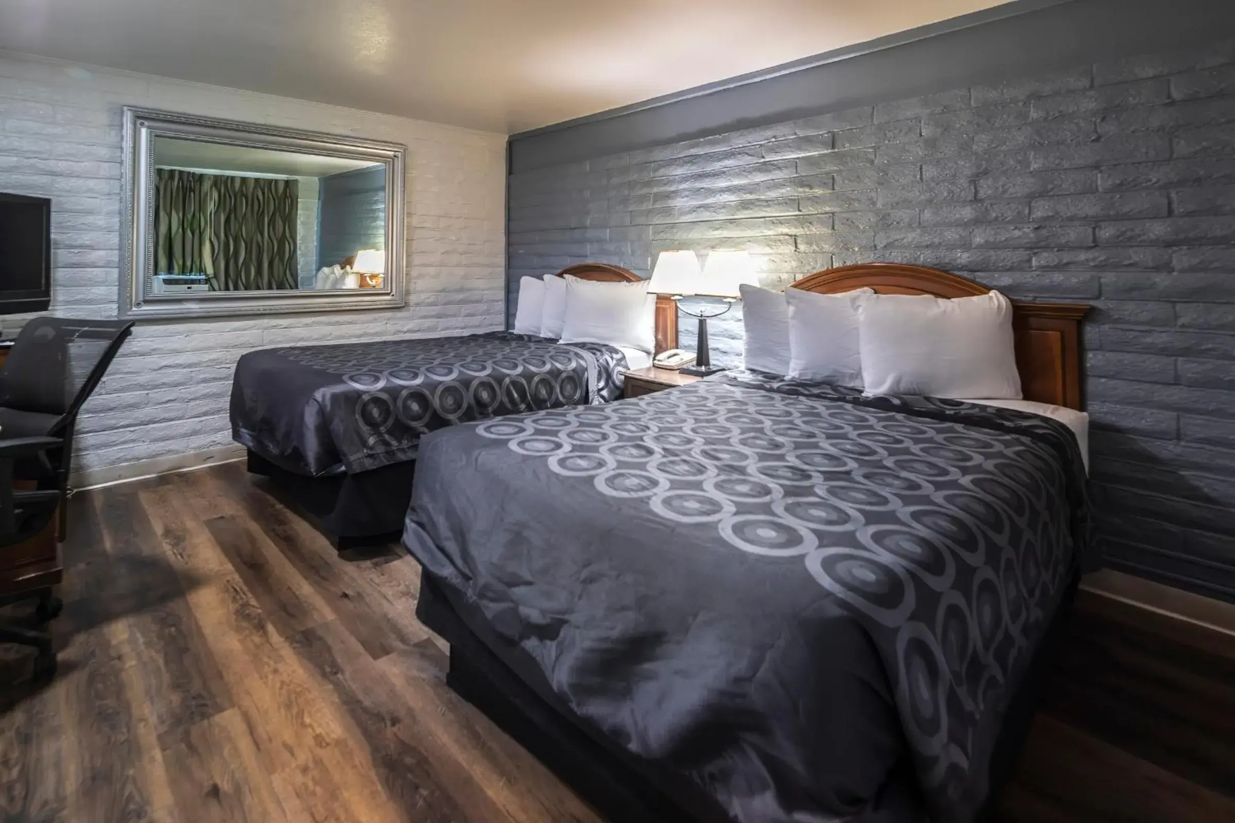 2 Double beds - Non Smoking in Hitching Post Studios Inn 2 Double beds - Non Smoking in Hitching Post Studios Inn