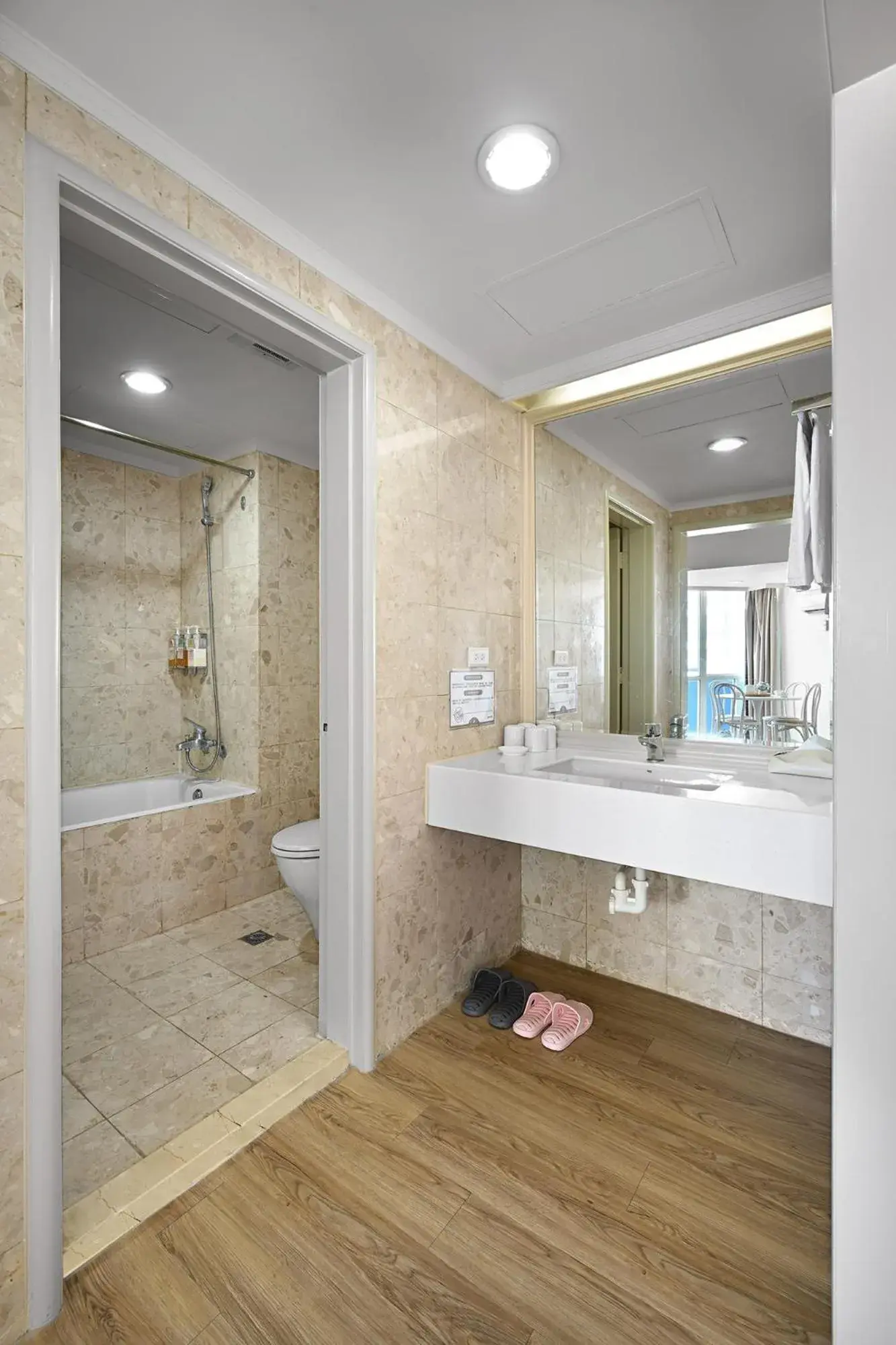 Deluxe Double Room with Side Sea View in CT Green Bay Hot-Spring Hotel Deluxe Double Room with Side Sea View in CT Green Bay Hot-Spring Hotel