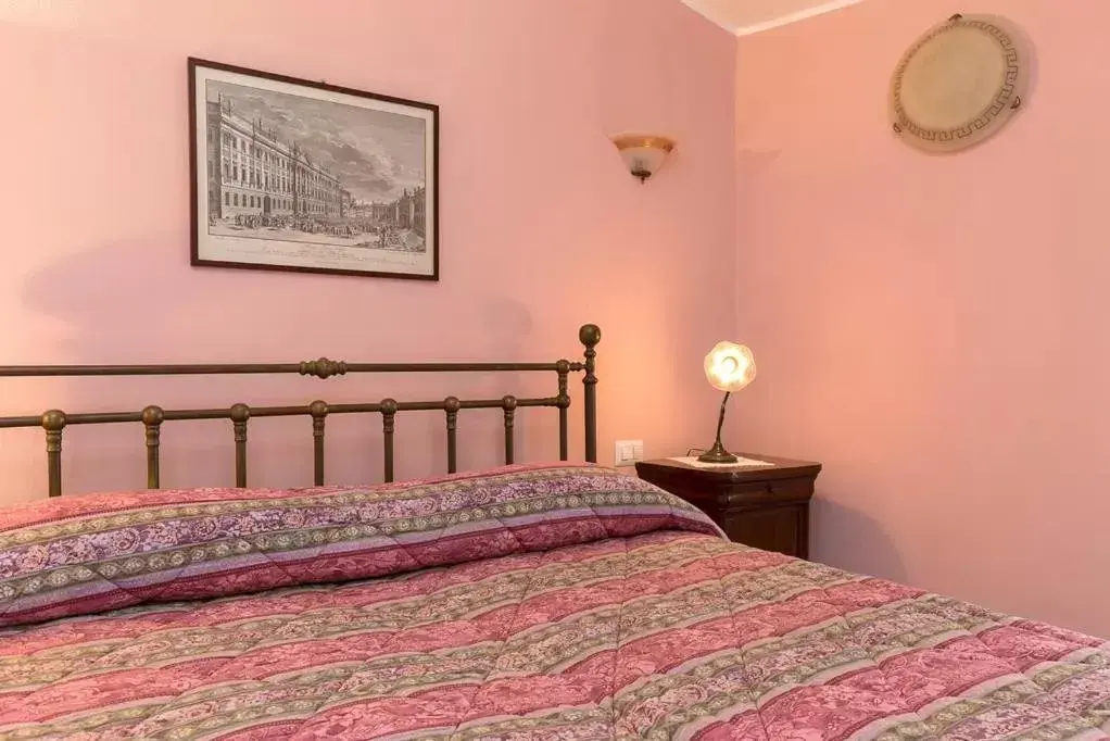 Double Room with Private Bathroom - single occupancy in Villa Mereghetti Double Room with Private Bathroom - single occupancy in Villa Mereghetti