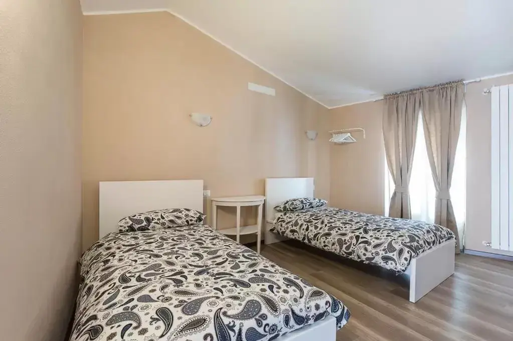 Twin Room with Bathroom - single occupancy in Villa Mereghetti Twin Room with Bathroom - single occupancy in Villa Mereghetti