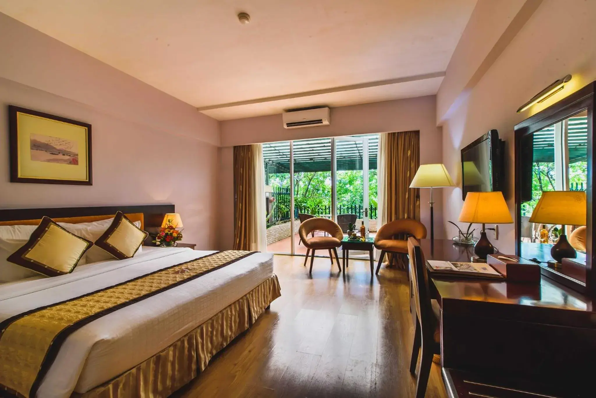 Deluxe Double or Twin Room with Garden View in Mondial Hotel Hue Deluxe Double or Twin Room with Garden View in Mondial Hotel Hue
