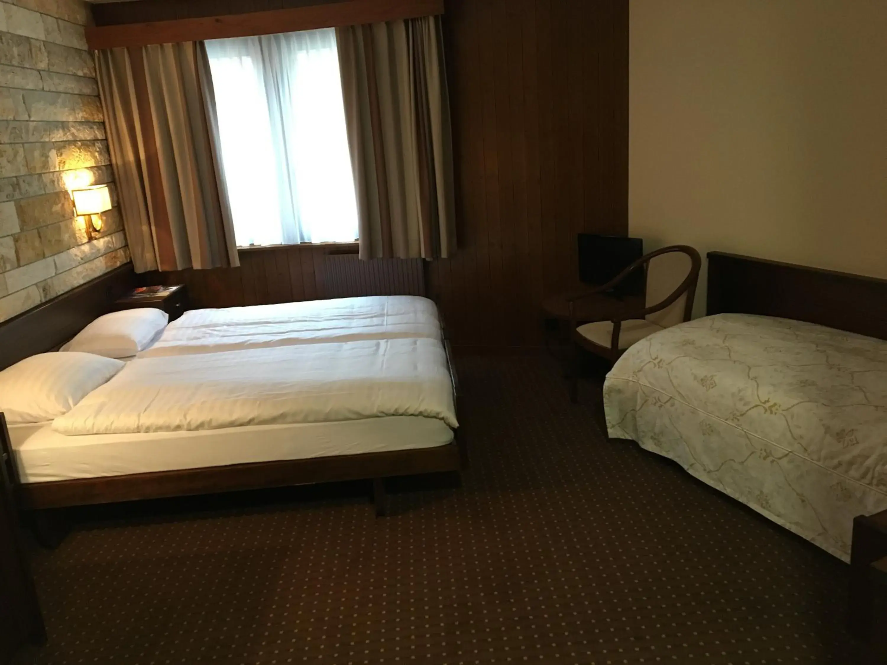 Triple Room - single occupancy in Hotel Restaurant La Porte d'Octodure Triple Room - single occupancy in Hotel Restaurant La Porte d'Octodure