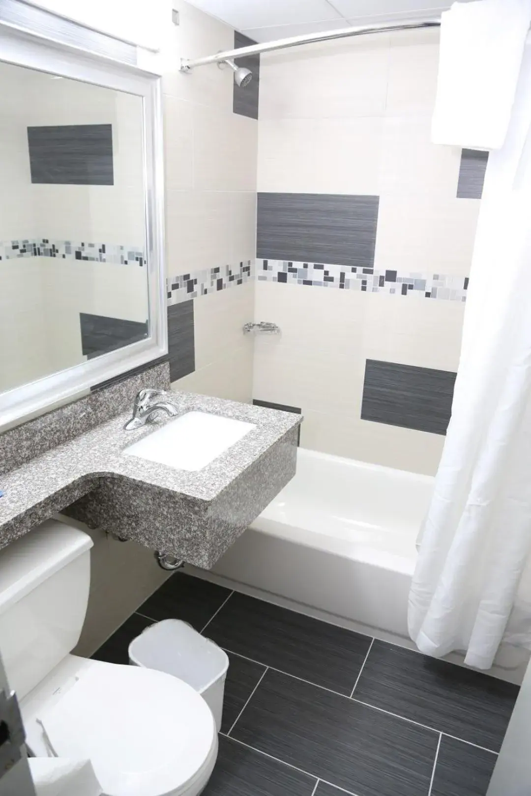 King Room with Whirlpool in Red Carpet Inn Elmwood King Room with Whirlpool in Red Carpet Inn Elmwood