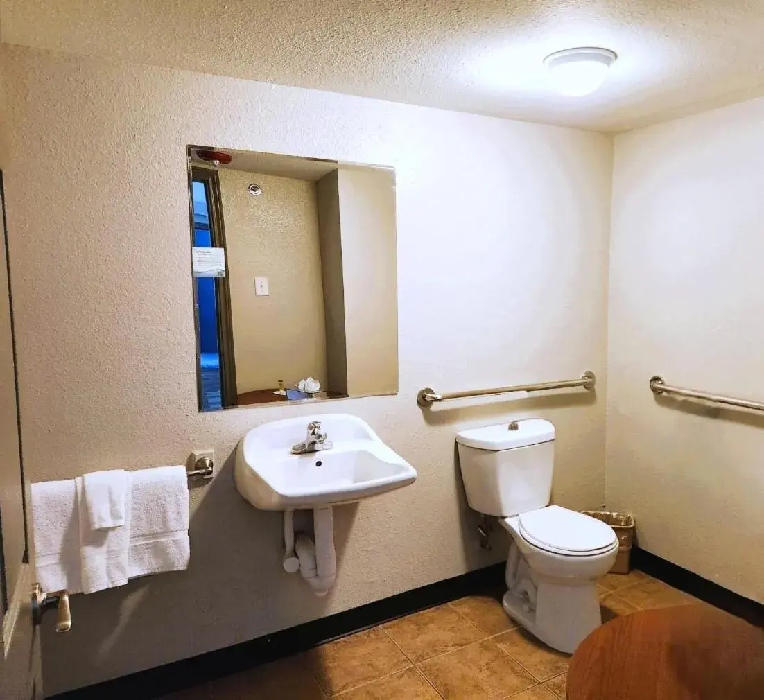 King Room - Mobility Access/Non-Smoking in Days Inn by Wyndham Denver Downtown King Room - Mobility Access/Non-Smoking in Days Inn by Wyndham Denver Downtown