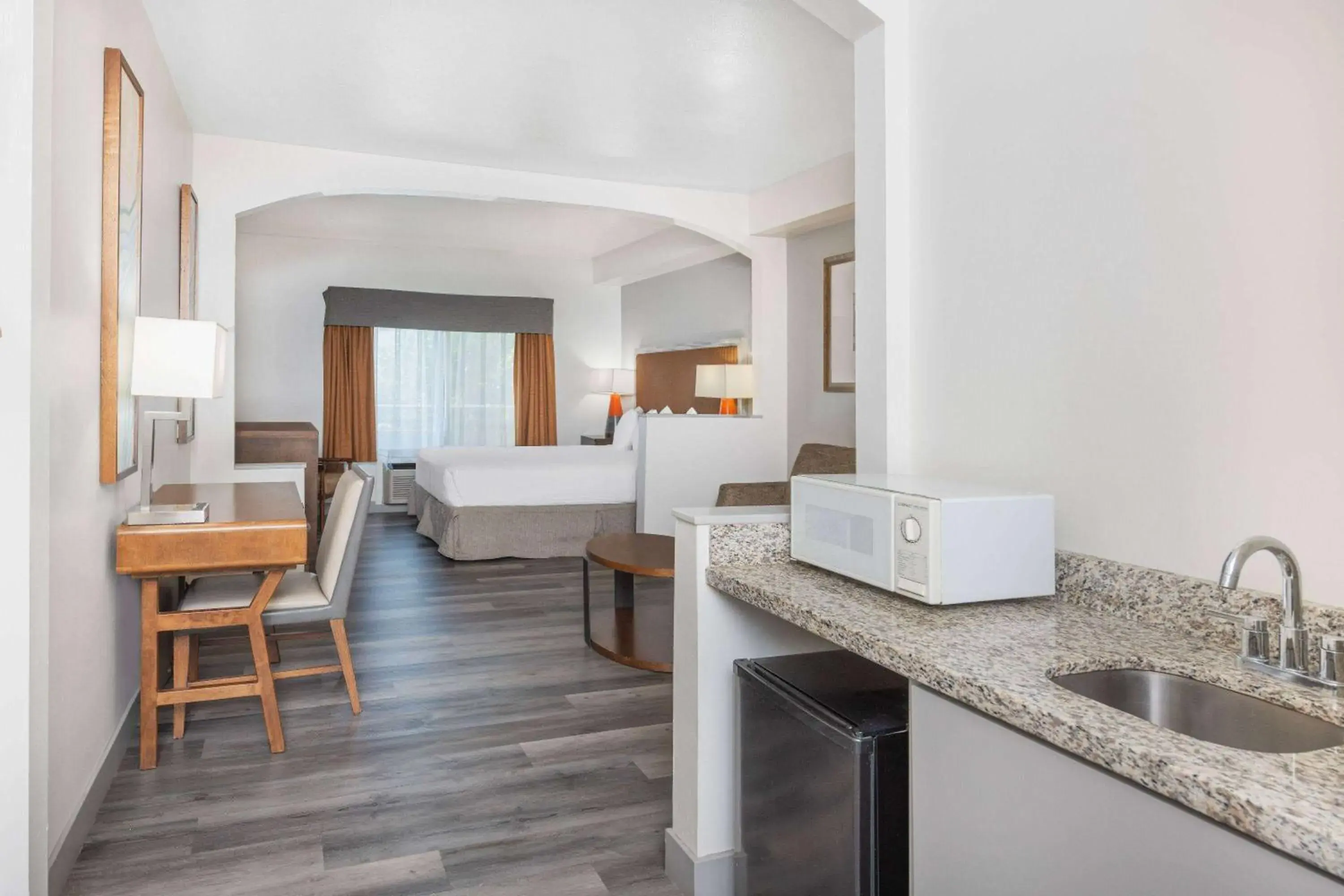 Efficiency King Suite - Non-Smoking in Ramada by Wyndham Bakersfield Efficiency King Suite - Non-Smoking in Ramada by Wyndham Bakersfield