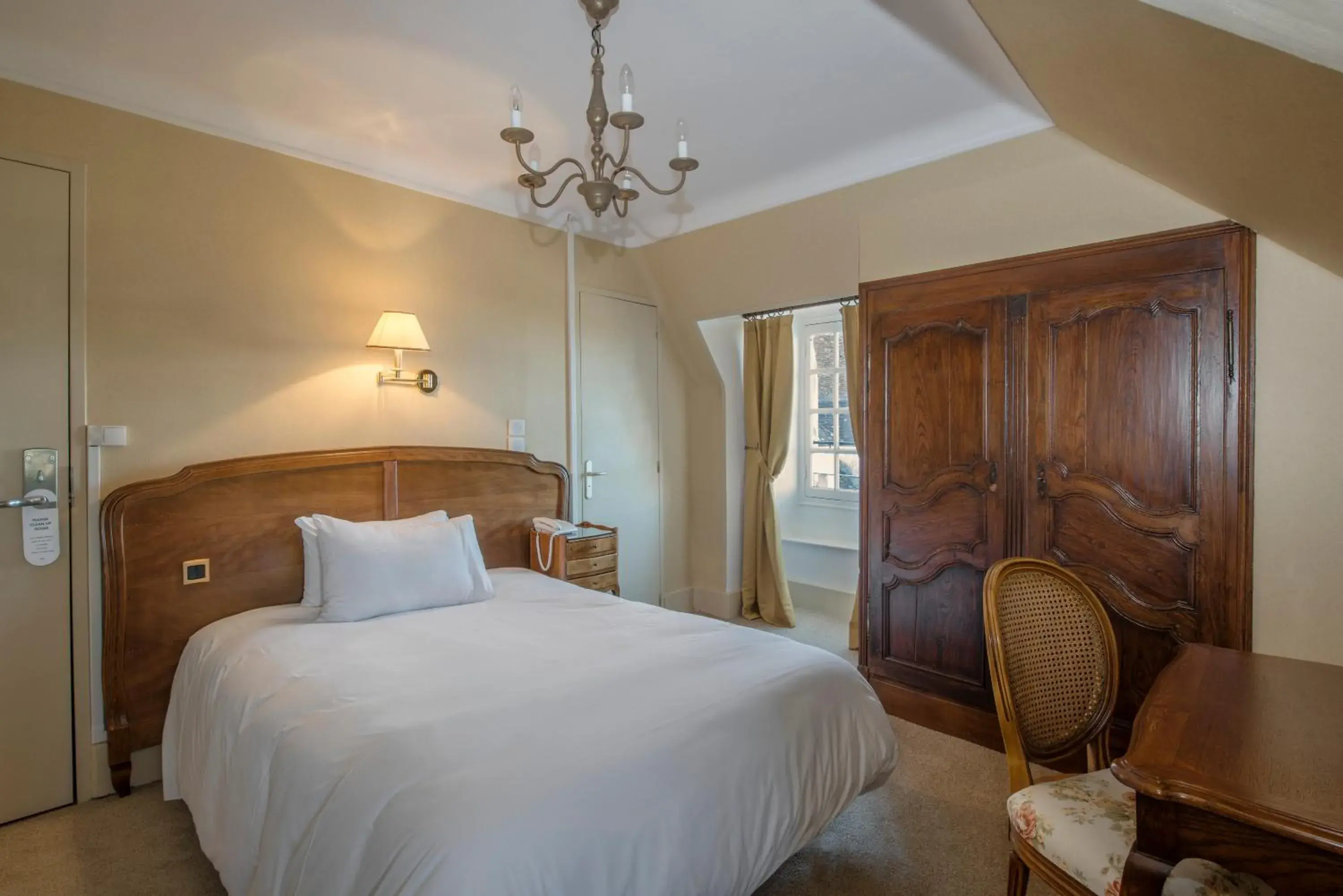 Classic Single Room in Hôtel Restaurant De La Poste & Du Lion D'or Classic Single Room in Hôtel Restaurant De La Poste & Du Lion D'or