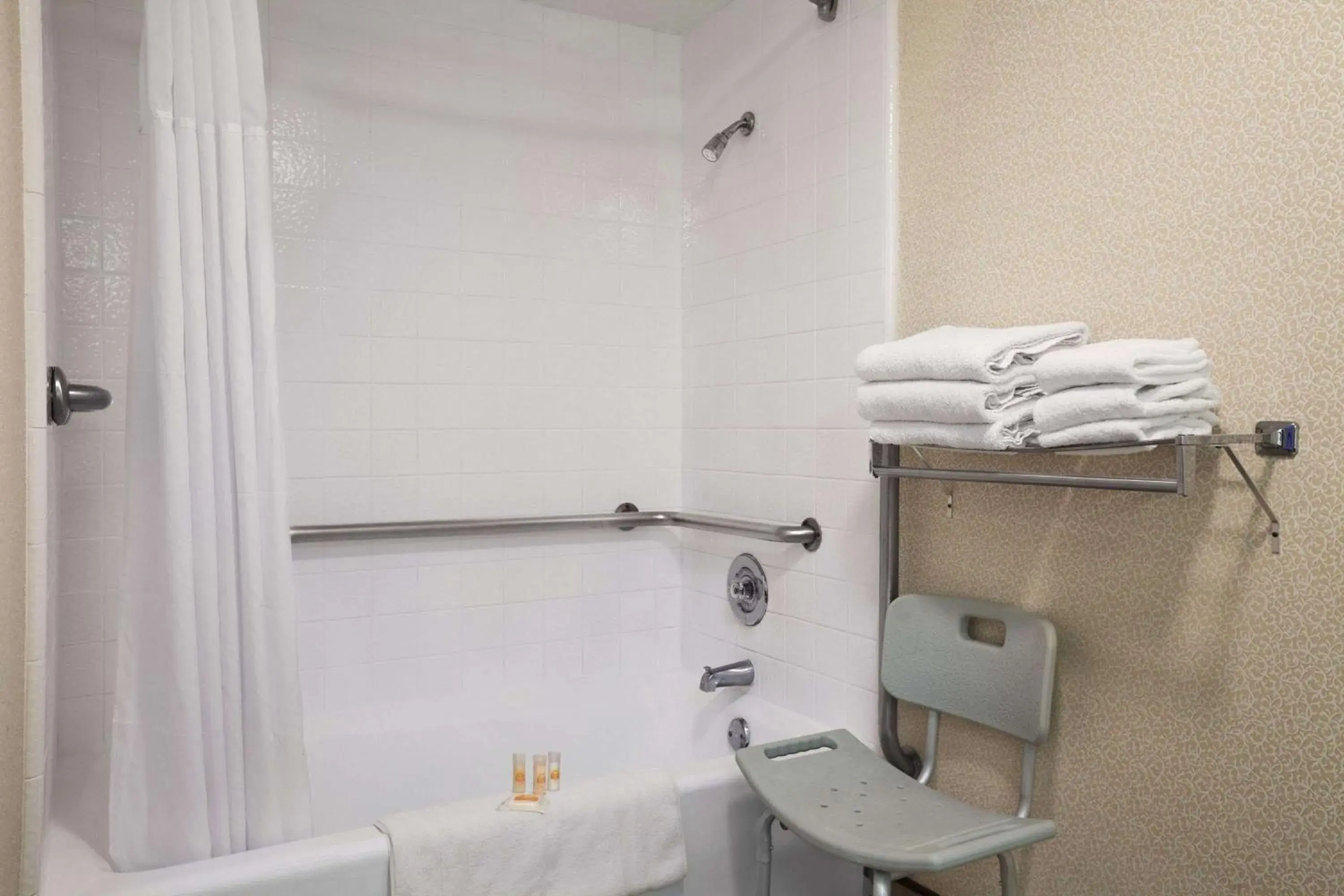 King Room - Mobility Access/Non-Smoking in Days Inn by Wyndham Gilroy King Room - Mobility Access/Non-Smoking in Days Inn by Wyndham Gilroy