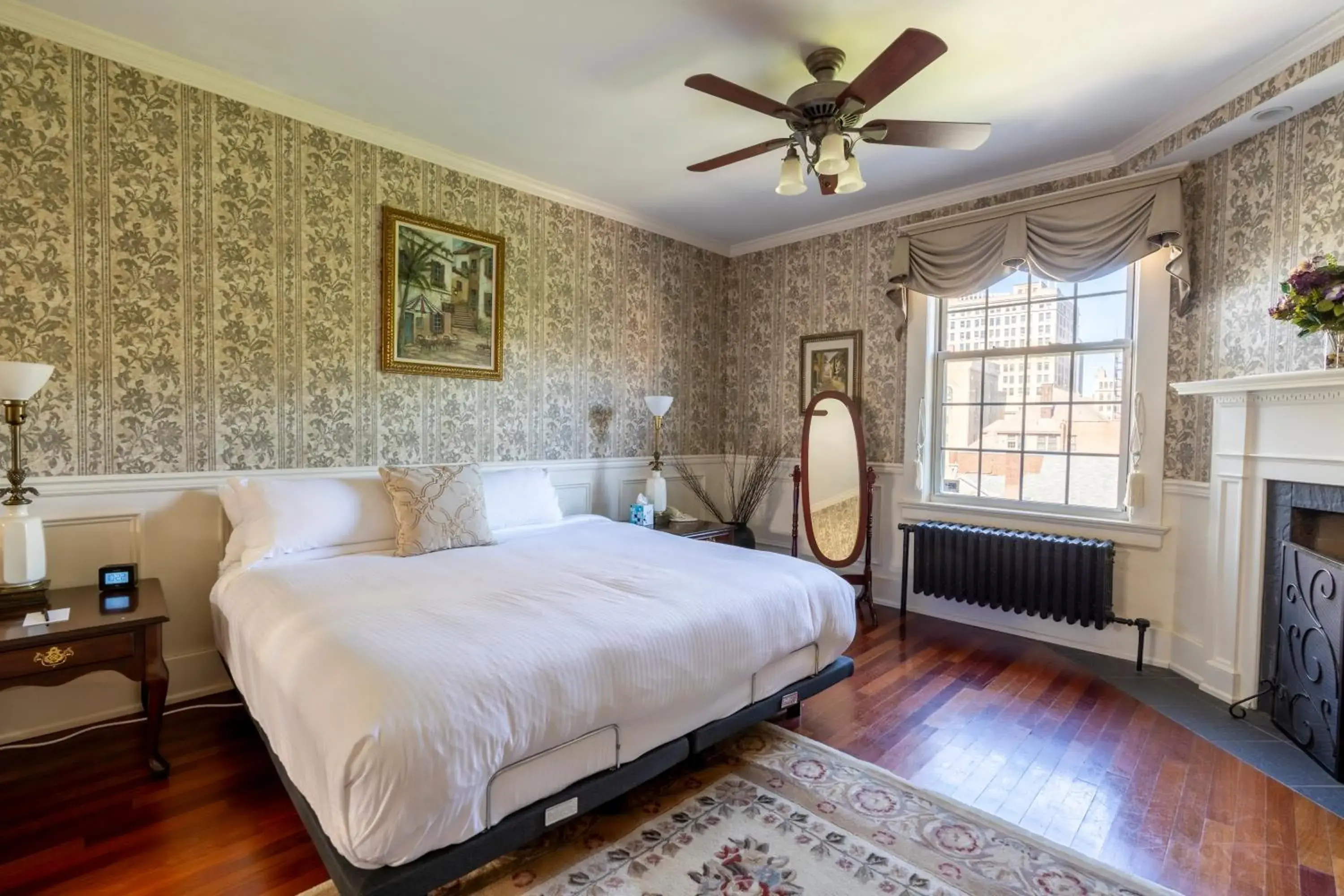 Luxury Room in Inn on Broadway Luxury Room in Inn on Broadway