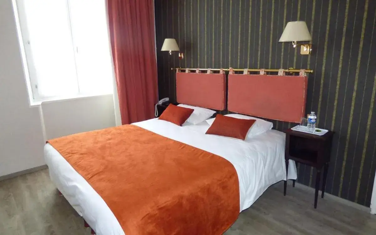 Superior Double Room in Logis Au Grand Hotel et son restaurant Superior Double Room in Logis Au Grand Hotel et son restaurant