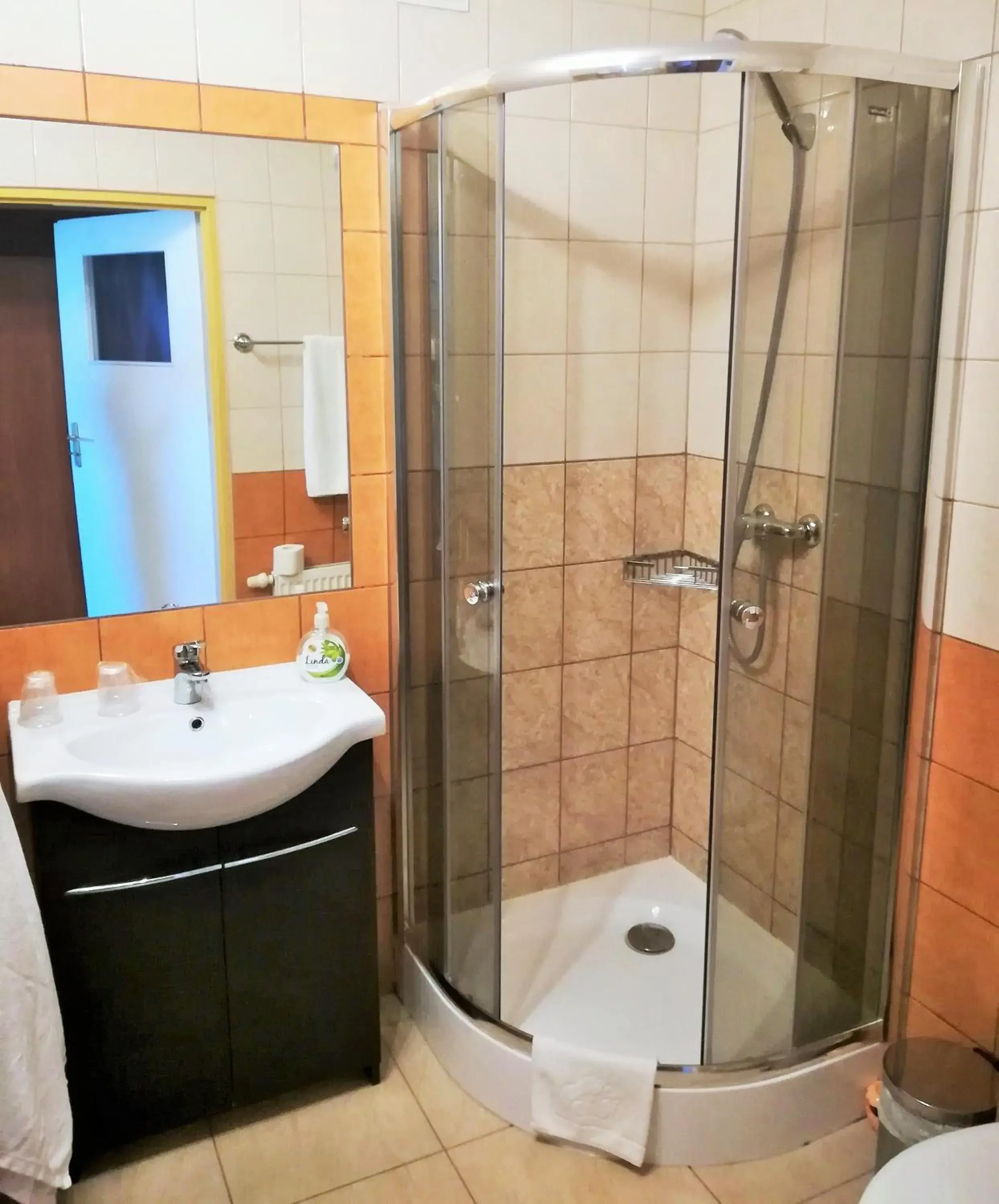 Twin Room in Hotel TIREST Twin Room in Hotel TIREST