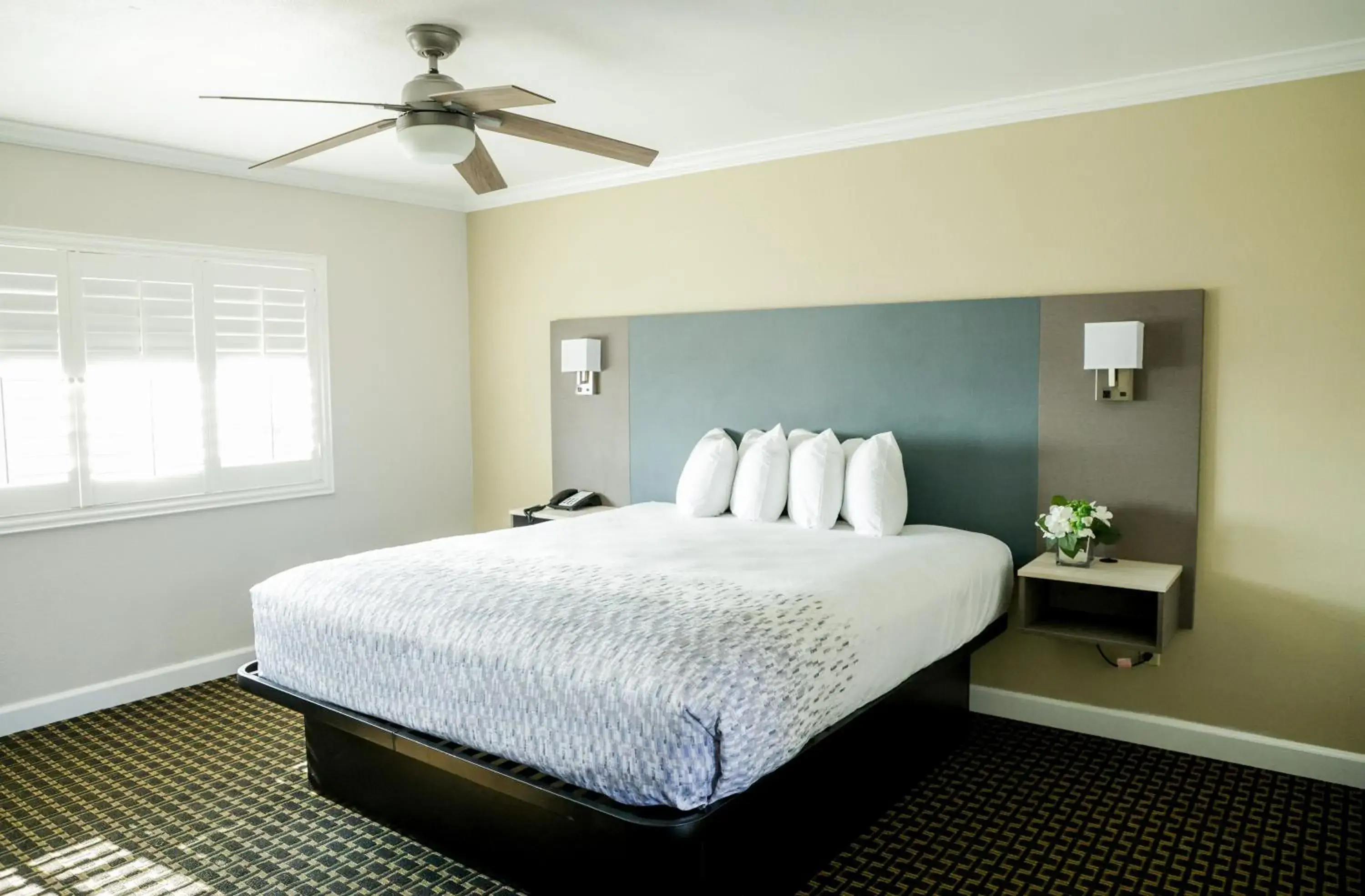 King Room - Non-Smoking in Sea Breeze Inn - San Simeon King Room - Non-Smoking in Sea Breeze Inn - San Simeon