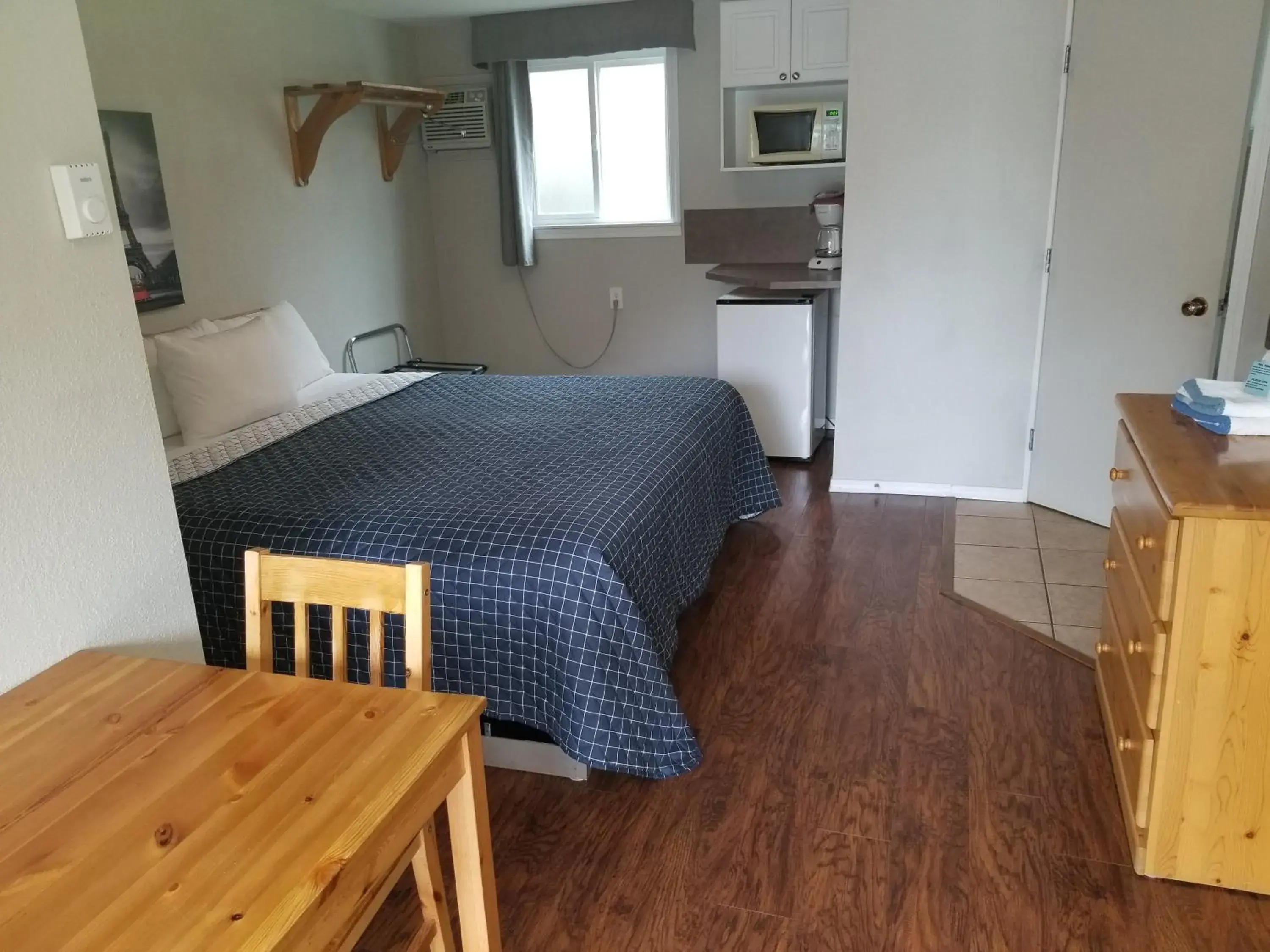 1 King Bed - No Kitchen in Osoyoos Lakeview Inn & Suites 1 King Bed - No Kitchen in Osoyoos Lakeview Inn & Suites