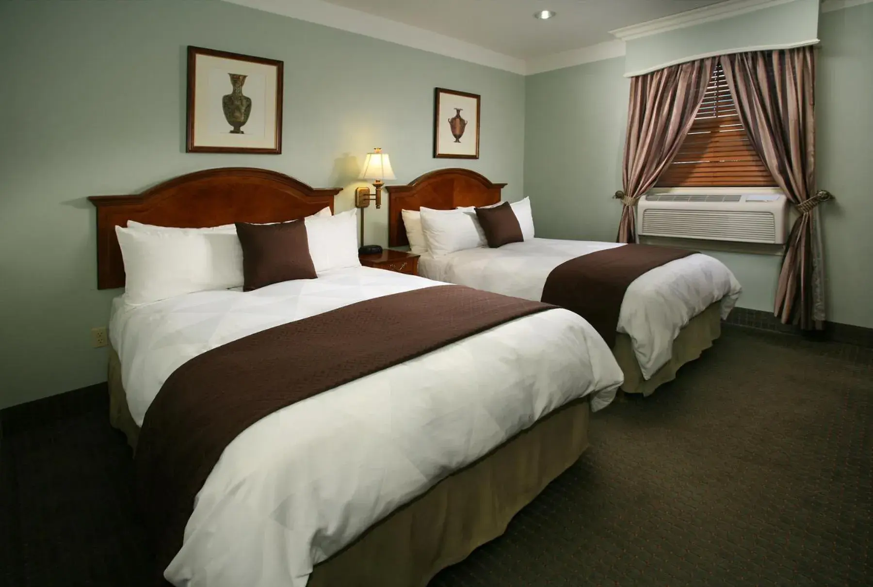 Deluxe Double Room with Two Double Beds in Brand Plaza Hotel Deluxe Double Room with Two Double Beds in Brand Plaza Hotel