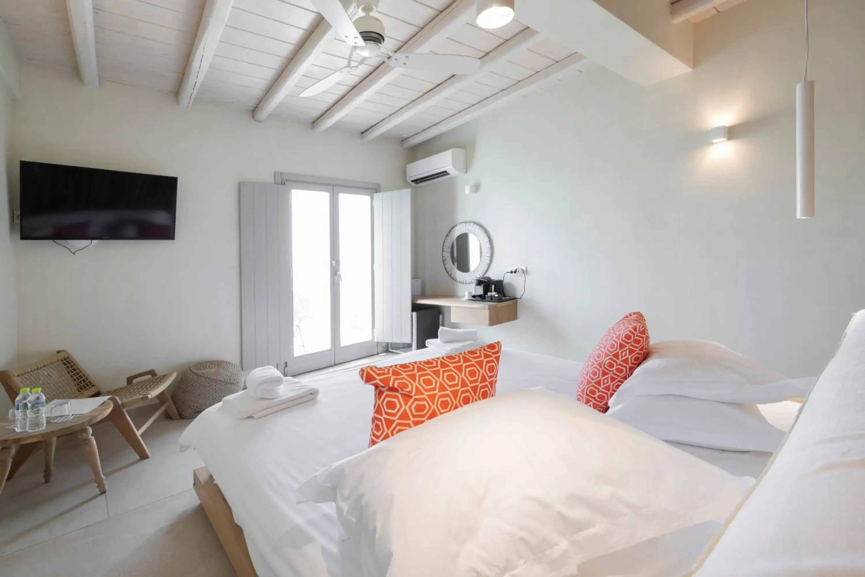 Deluxe Suite with Sea View and Outdoor Hot Tub in Legacy Suites Deluxe Suite with Sea View and Outdoor Hot Tub in Legacy Suites