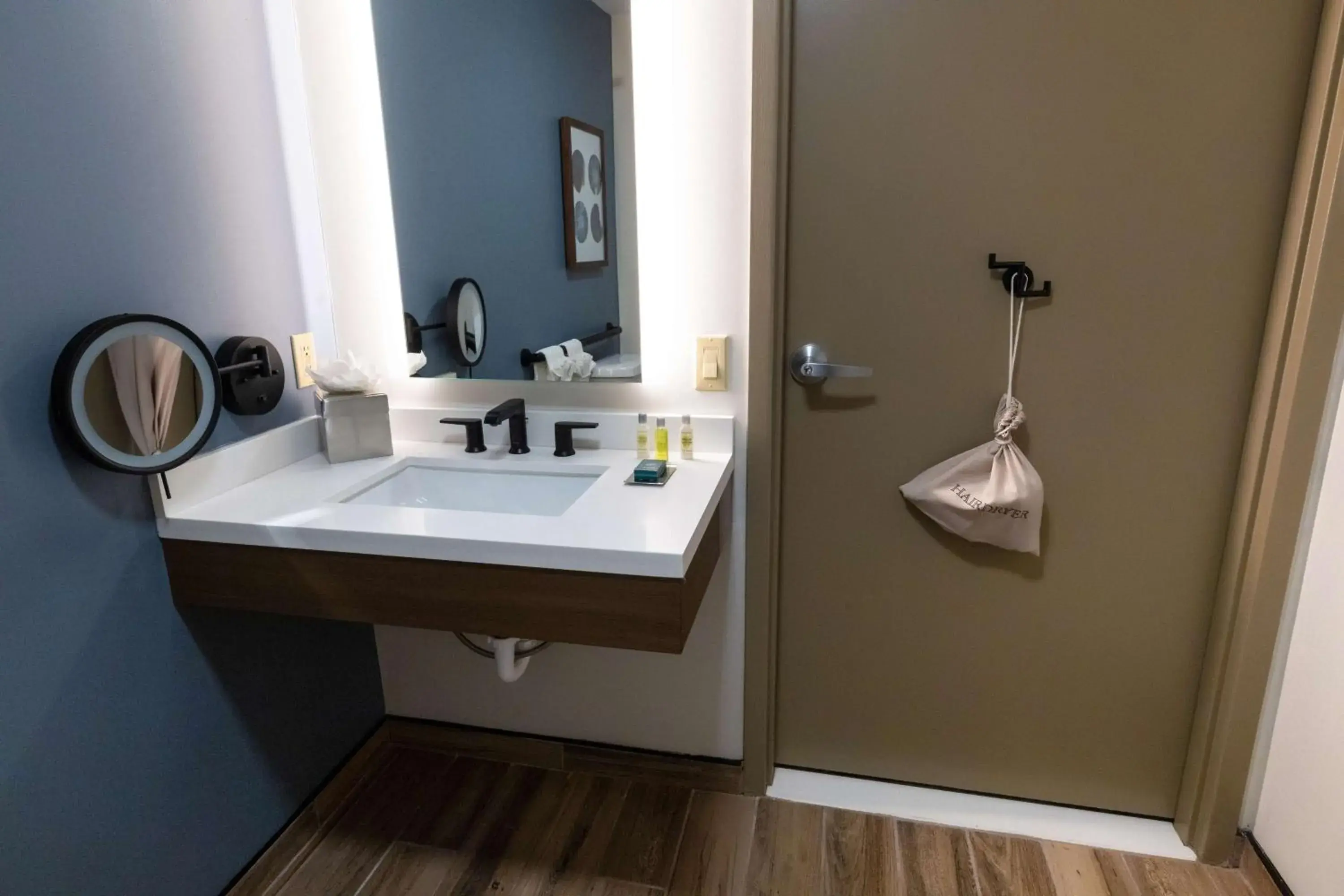 King Room with Roll-In Shower - Mobility and Hearing Access in DoubleTree by Hilton Tinton Falls-Eatontown King Room with Roll-In Shower - Mobility and Hearing Access in DoubleTree by Hilton Tinton Falls-Eatontown