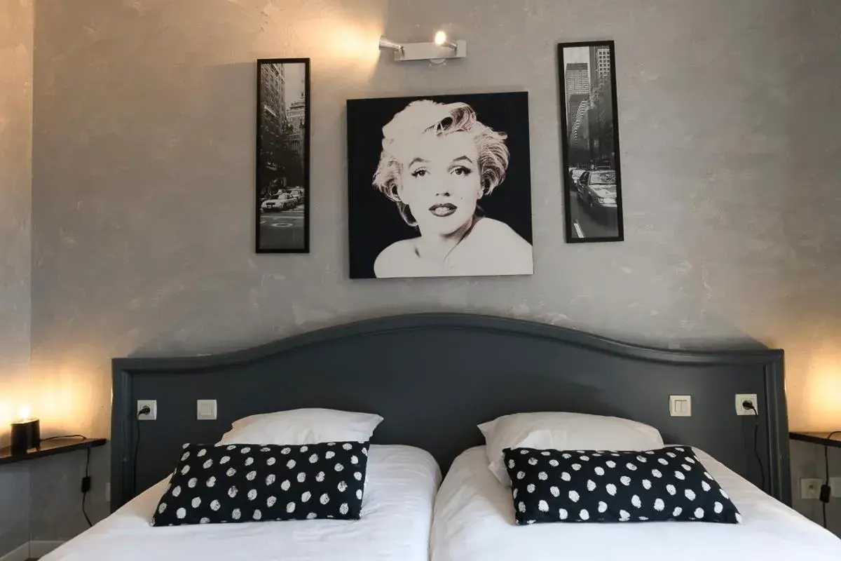 Twin Room in Logis Hôtel Restaurant Le Castel Fleuri Twin Room in Logis Hôtel Restaurant Le Castel Fleuri