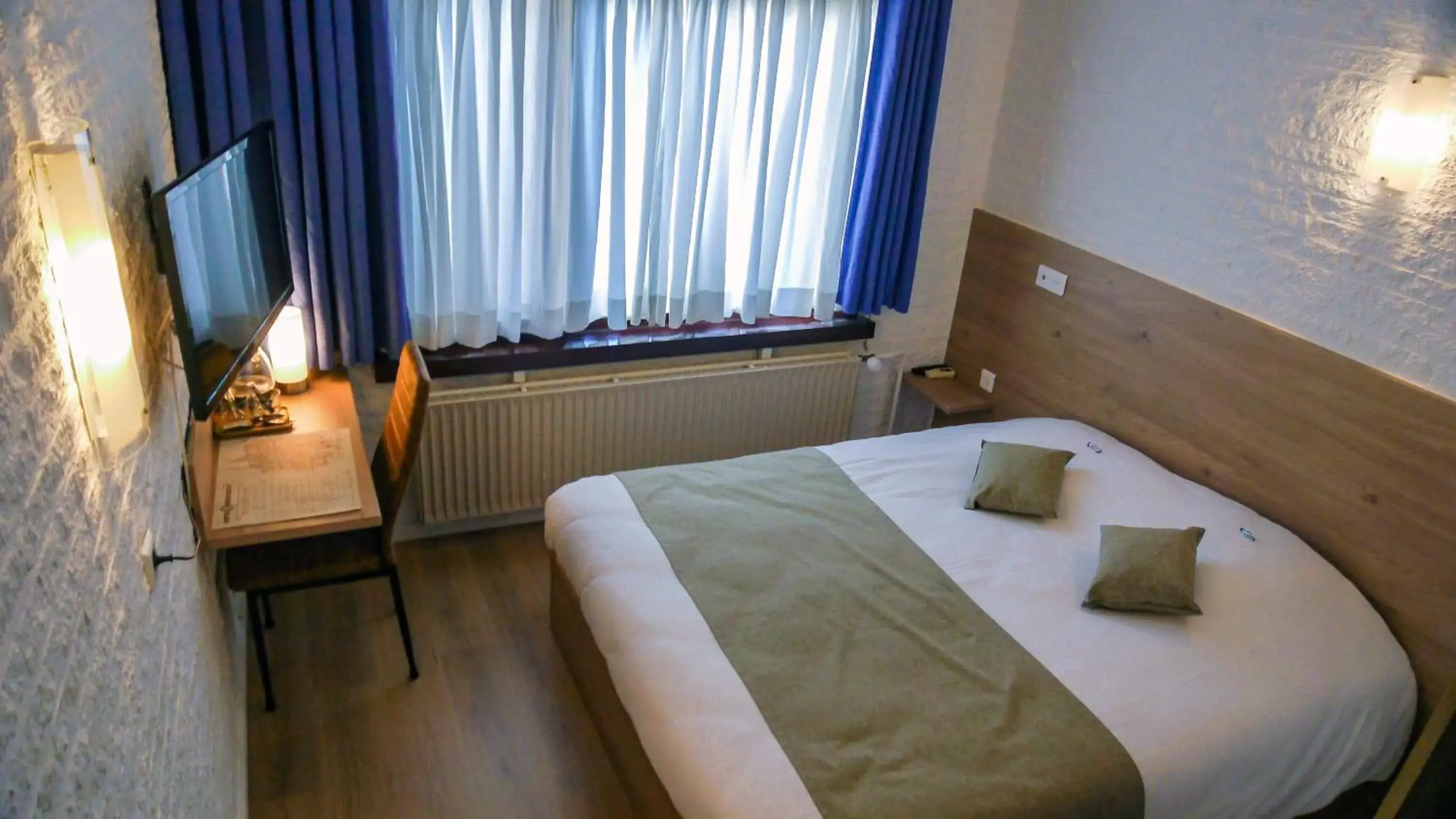 Economy Double Room in Hotel Dordrecht Economy Double Room in Hotel Dordrecht