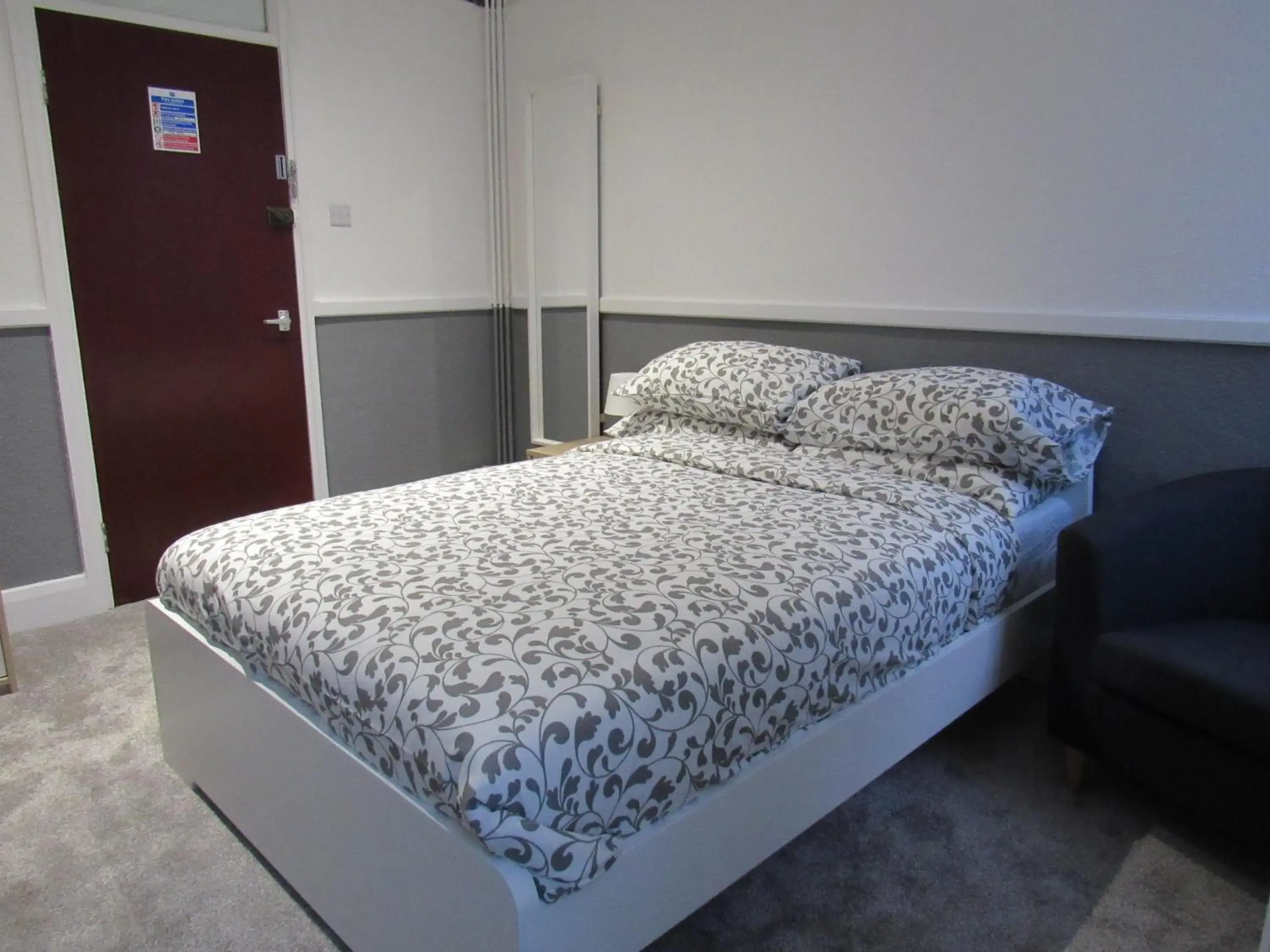 Standard Double Room with Shared Bathroom in Pear Tree Inn Standard Double Room with Shared Bathroom in Pear Tree Inn