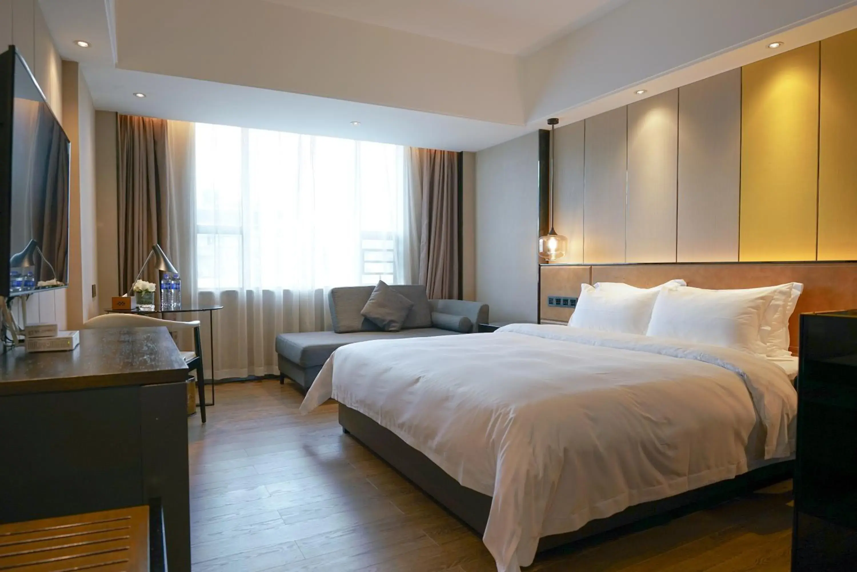 Deluxe King Room in Paco Hotel Datang Metro Guangzhou-Free Shuttle Bus to Canton Fair and Free Breakfast Deluxe King Room in Paco Hotel Datang Metro Guangzhou-Free Shuttle Bus to Canton Fair and Free Breakfast