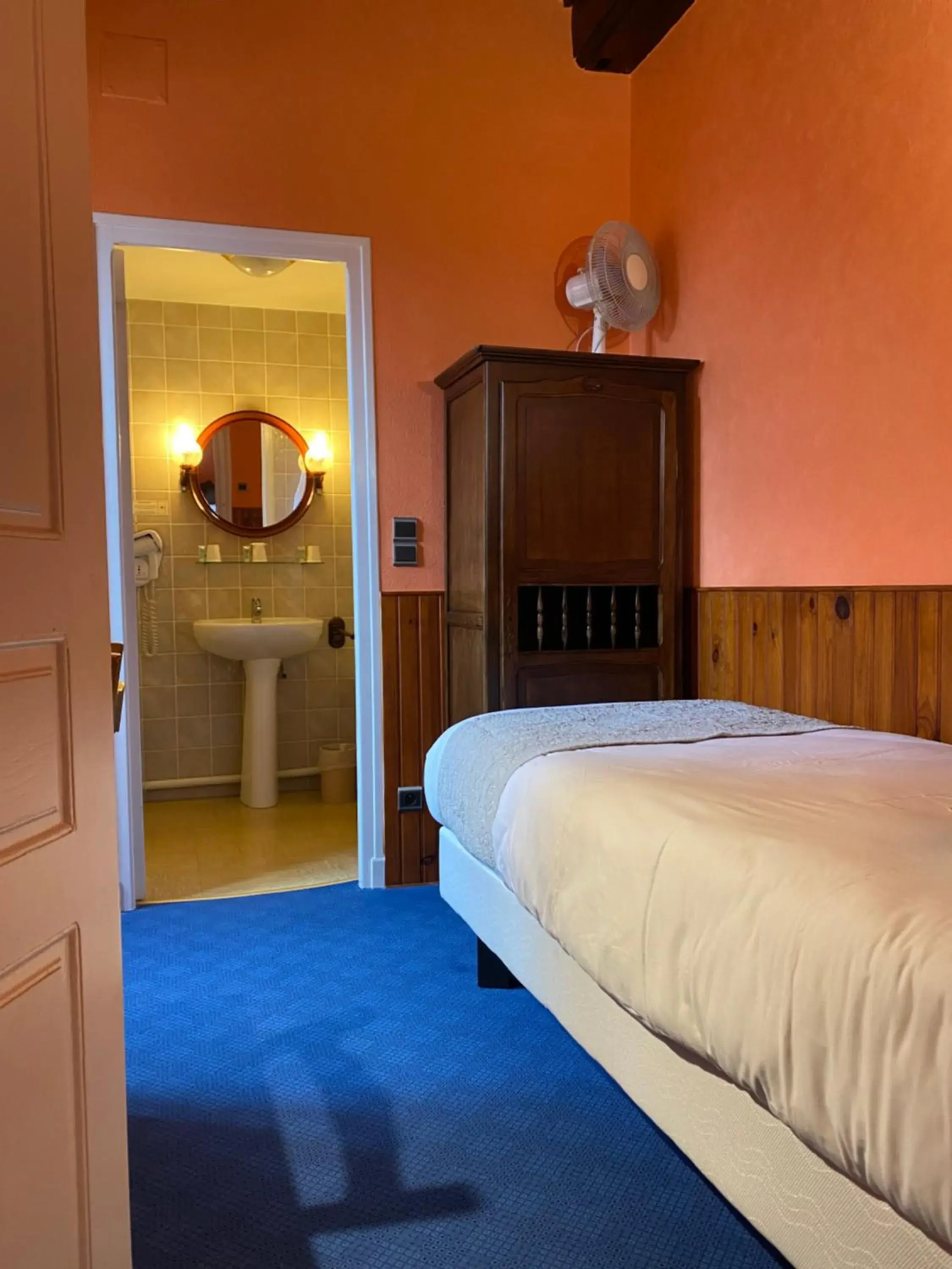 Triple Room with Bath in Hostellerie Du Chateau Triple Room with Bath in Hostellerie Du Chateau