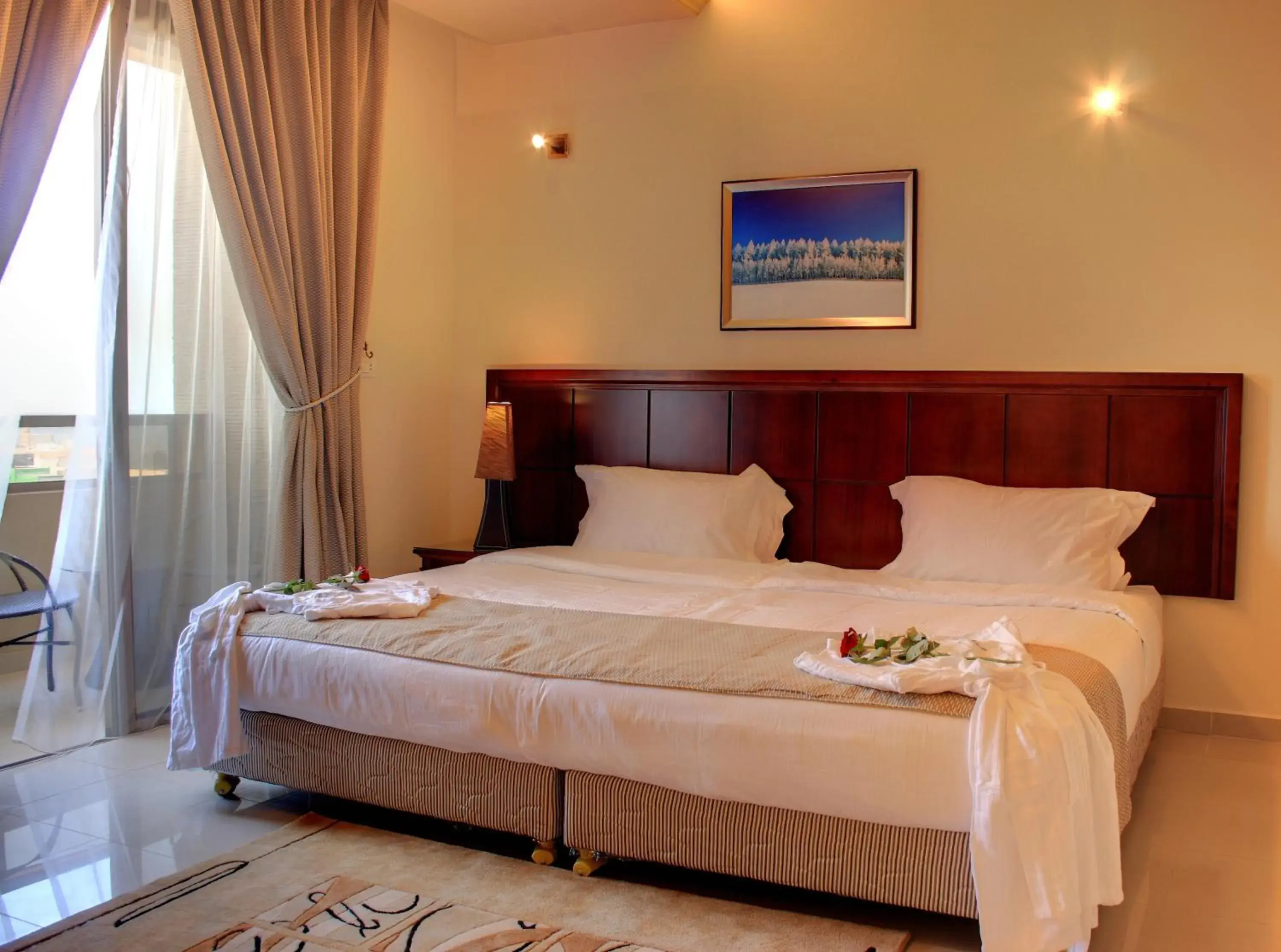 Deluxe King Room in Midtown Hotel & Suites Deluxe King Room in Midtown Hotel & Suites