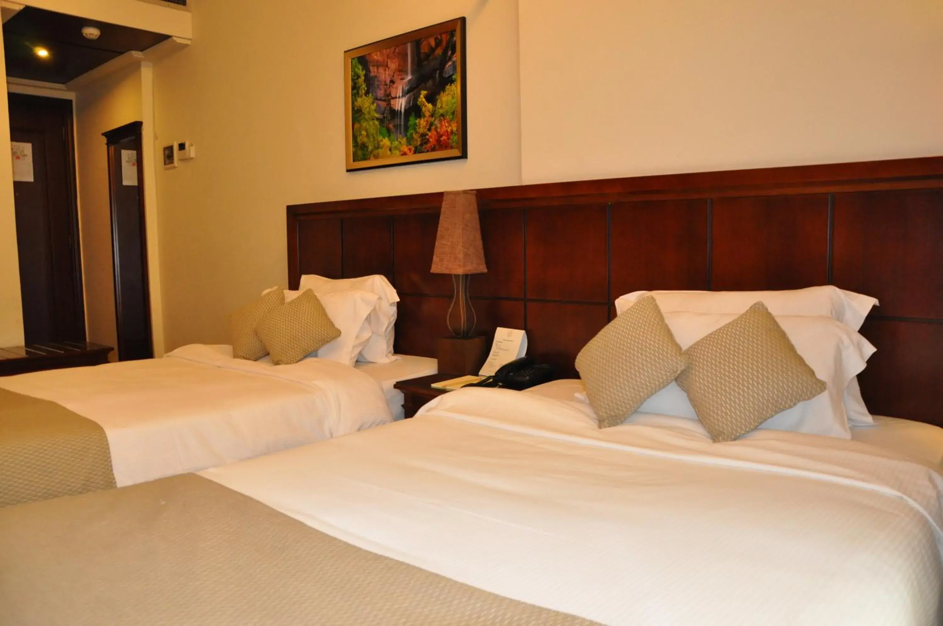 Executive Club Twin Room in Midtown Hotel & Suites Executive Club Twin Room in Midtown Hotel & Suites