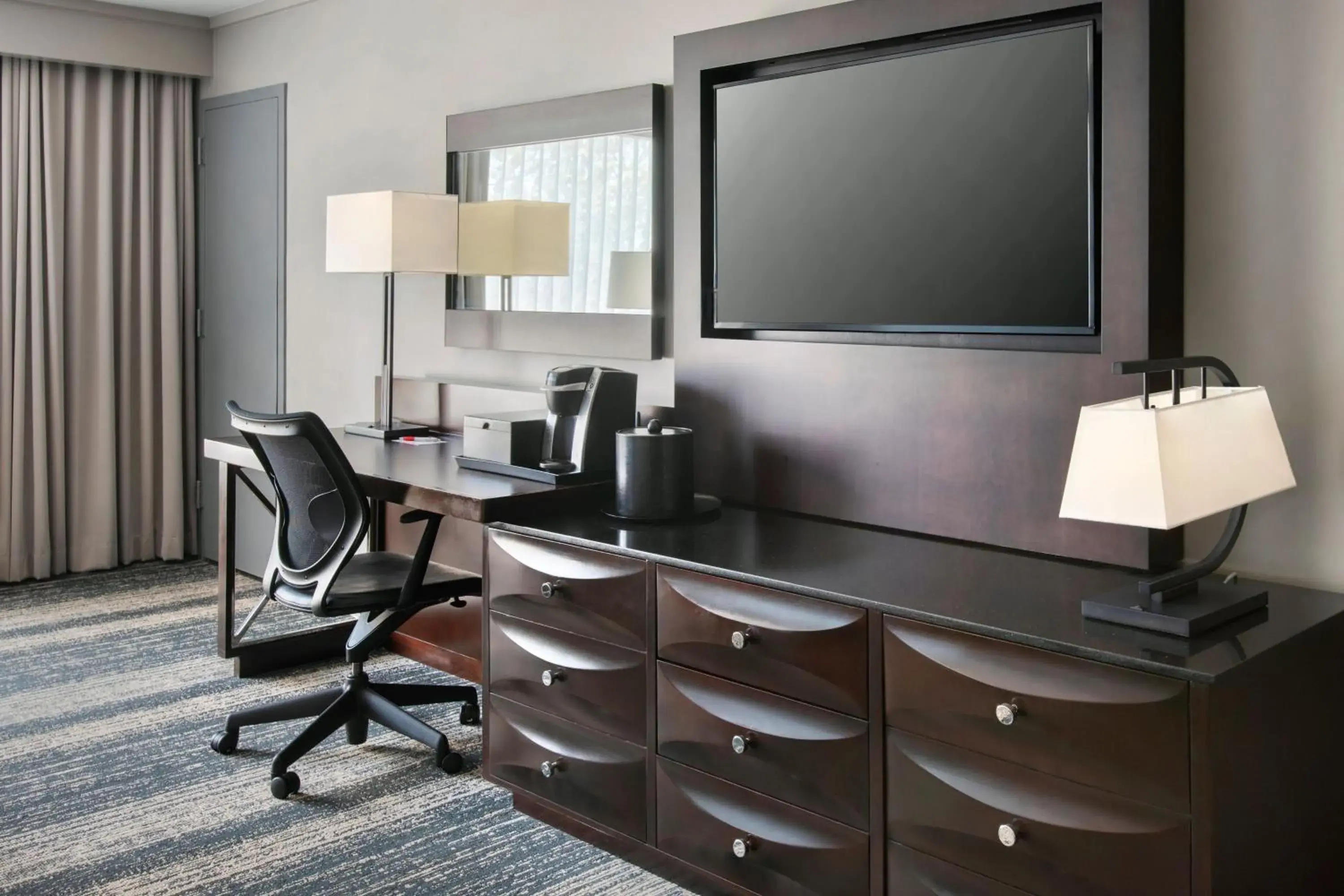 Deluxe Queen Room with Two Queen Beds in Boston Marriott Burlington Deluxe Queen Room with Two Queen Beds in Boston Marriott Burlington