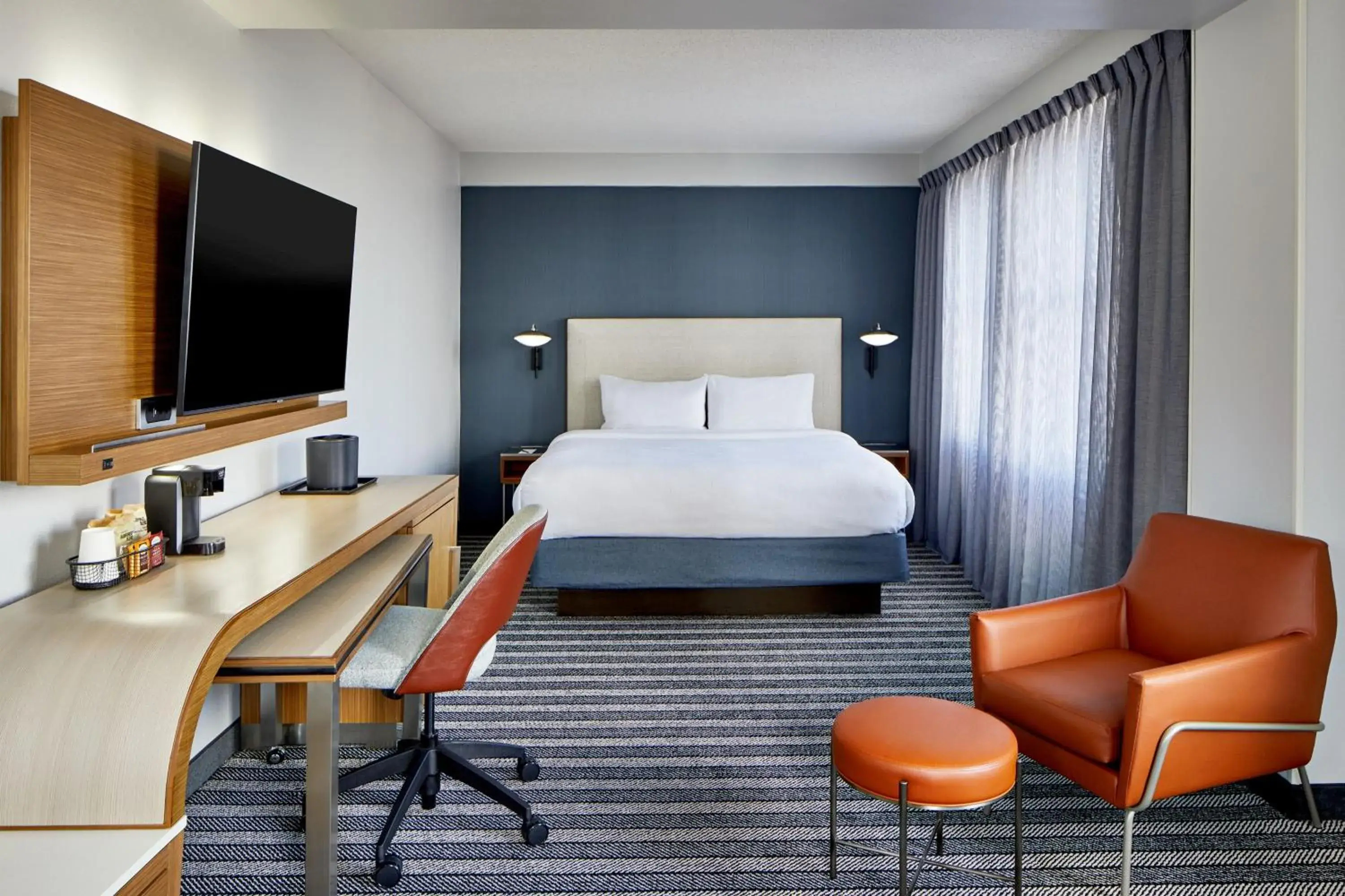 Extended King, Larger Guest room, 1 King, Sofa bed in Courtyard by Marriott Nashville Downtown Extended King, Larger Guest room, 1 King, Sofa bed in Courtyard by Marriott Nashville Downtown