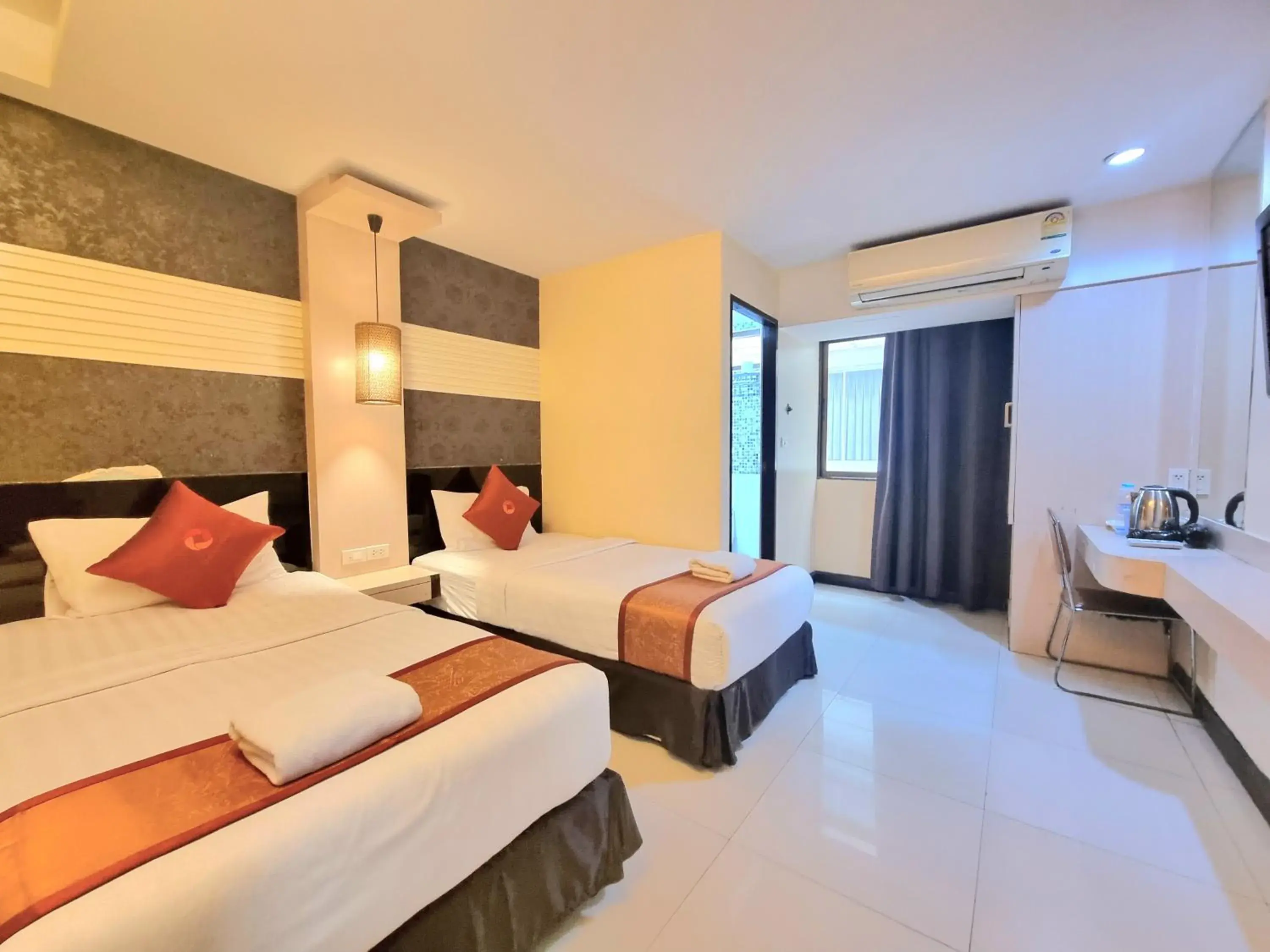 Deluxe Twin Room in Cozi Inn Hotel, Bangkok Deluxe Twin Room in Cozi Inn Hotel, Bangkok