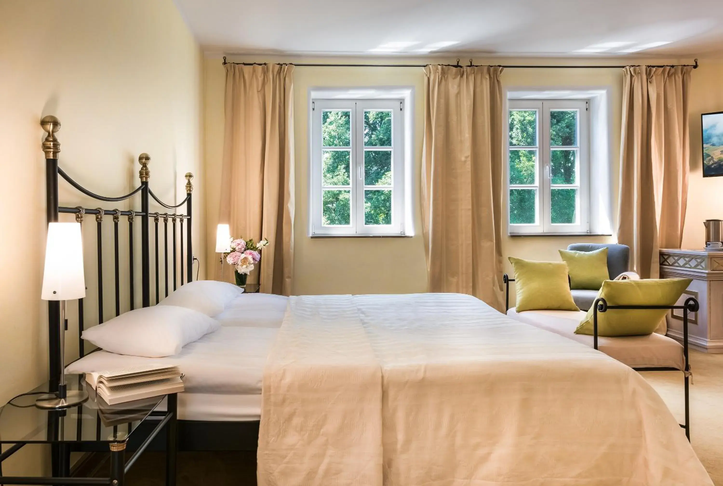 Deluxe Quadruple Room in Burg Heimerzheim Deluxe Quadruple Room in Burg Heimerzheim