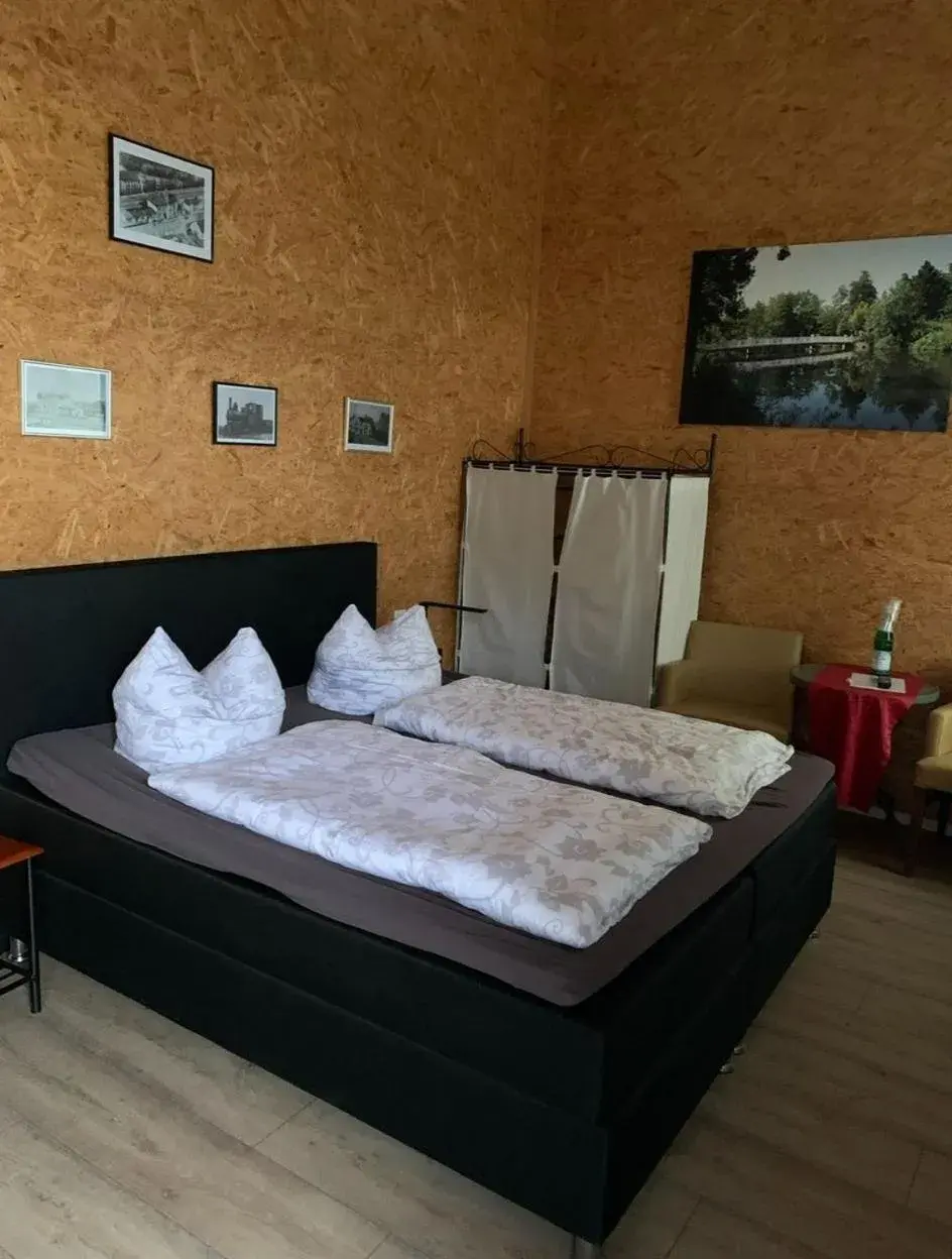 King Room with Roll-In Shower - single occupancy - Disability Access in Historisches Hotel Wildeshauser Bahnhof King Room with Roll-In Shower - single occupancy - Disability Access in Historisches Hotel Wildeshauser Bahnhof